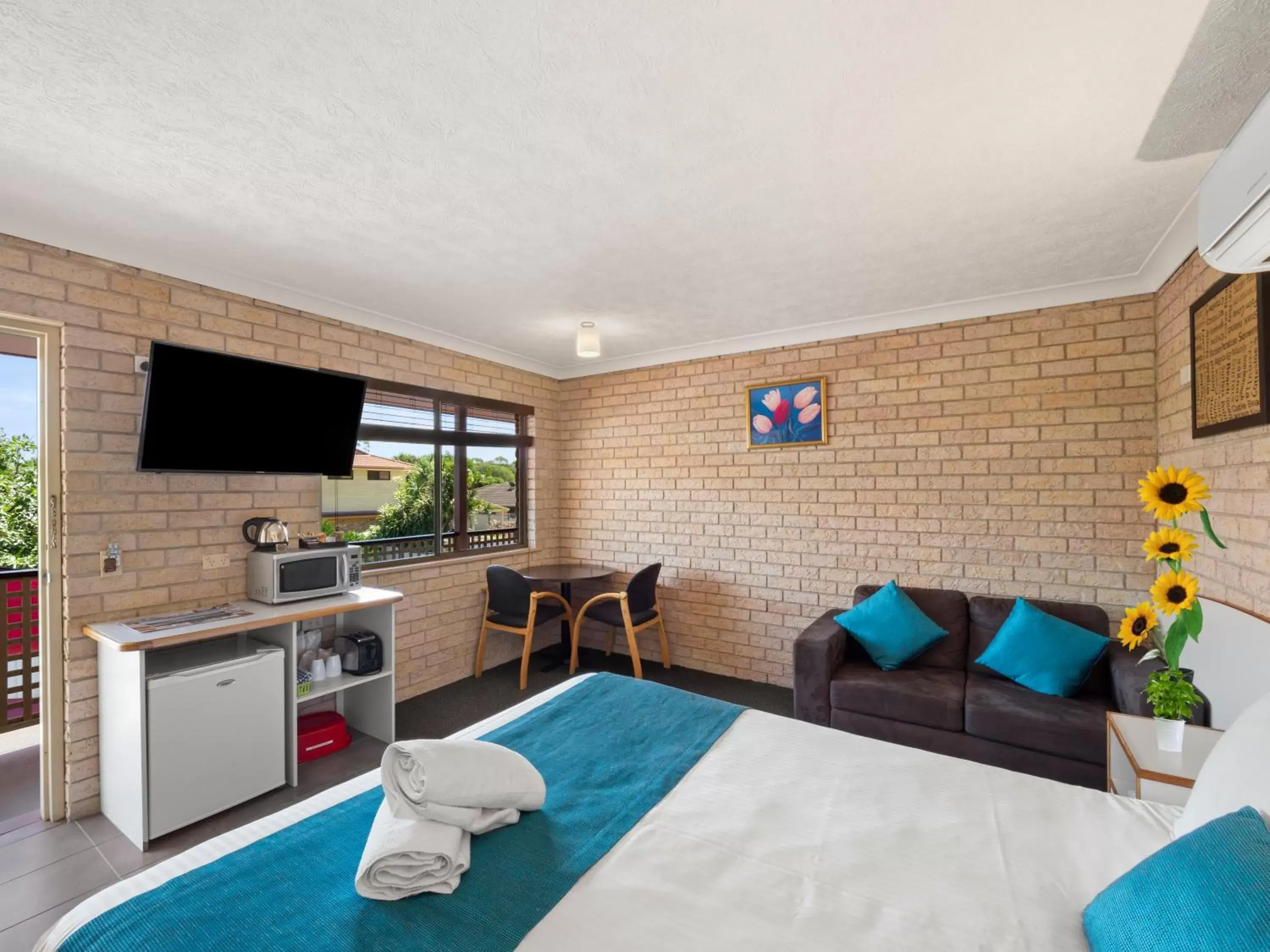 Bedroom, TV/Entertainment Center in Kennedy Drive Airport Motel