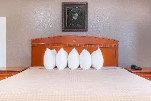 Queen Room with Two Queen Beds - Non-Smoking in Days Inn by Wyndham Paintsville