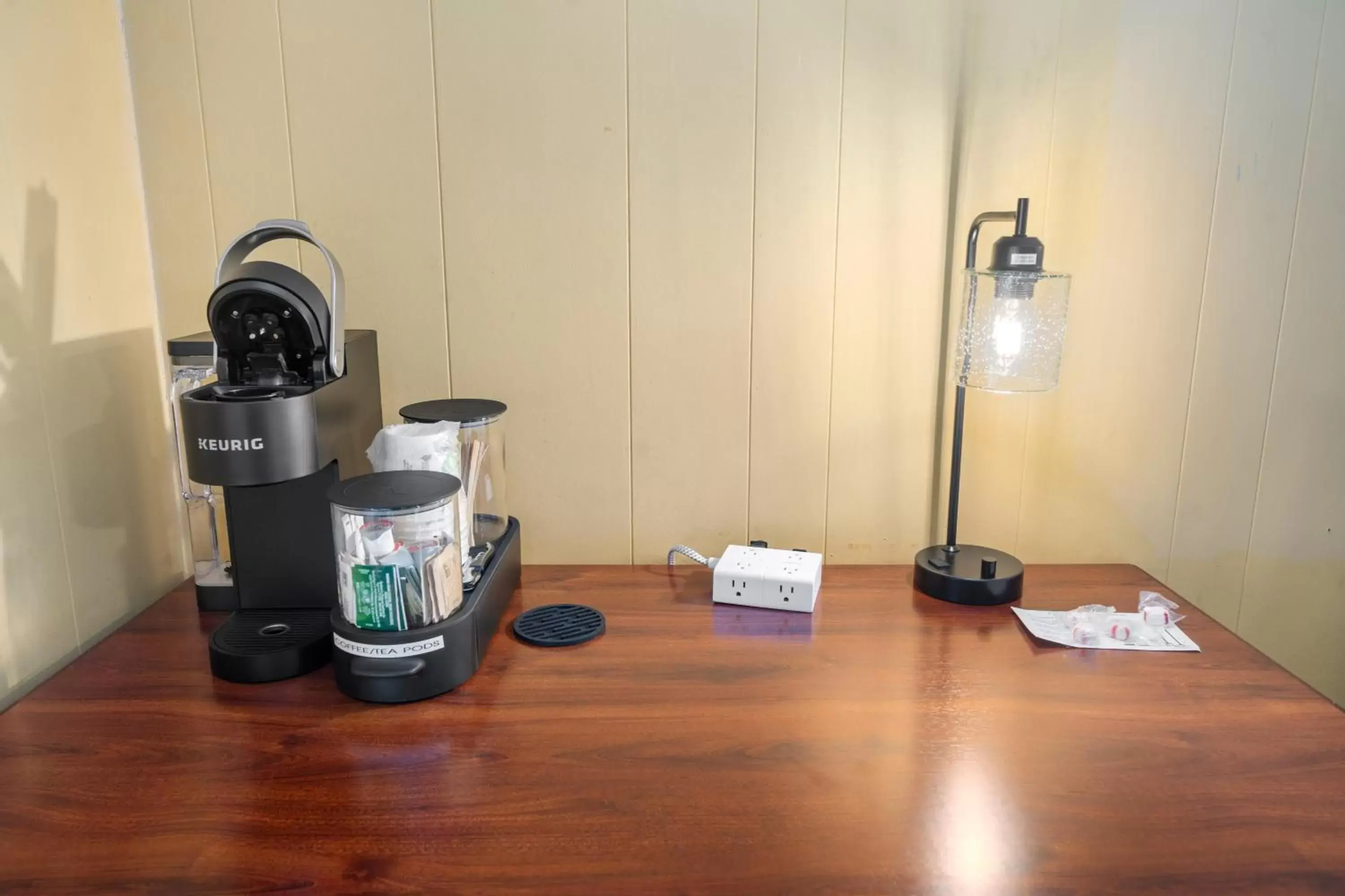 Coffee/tea facilities in CedarWood Inn