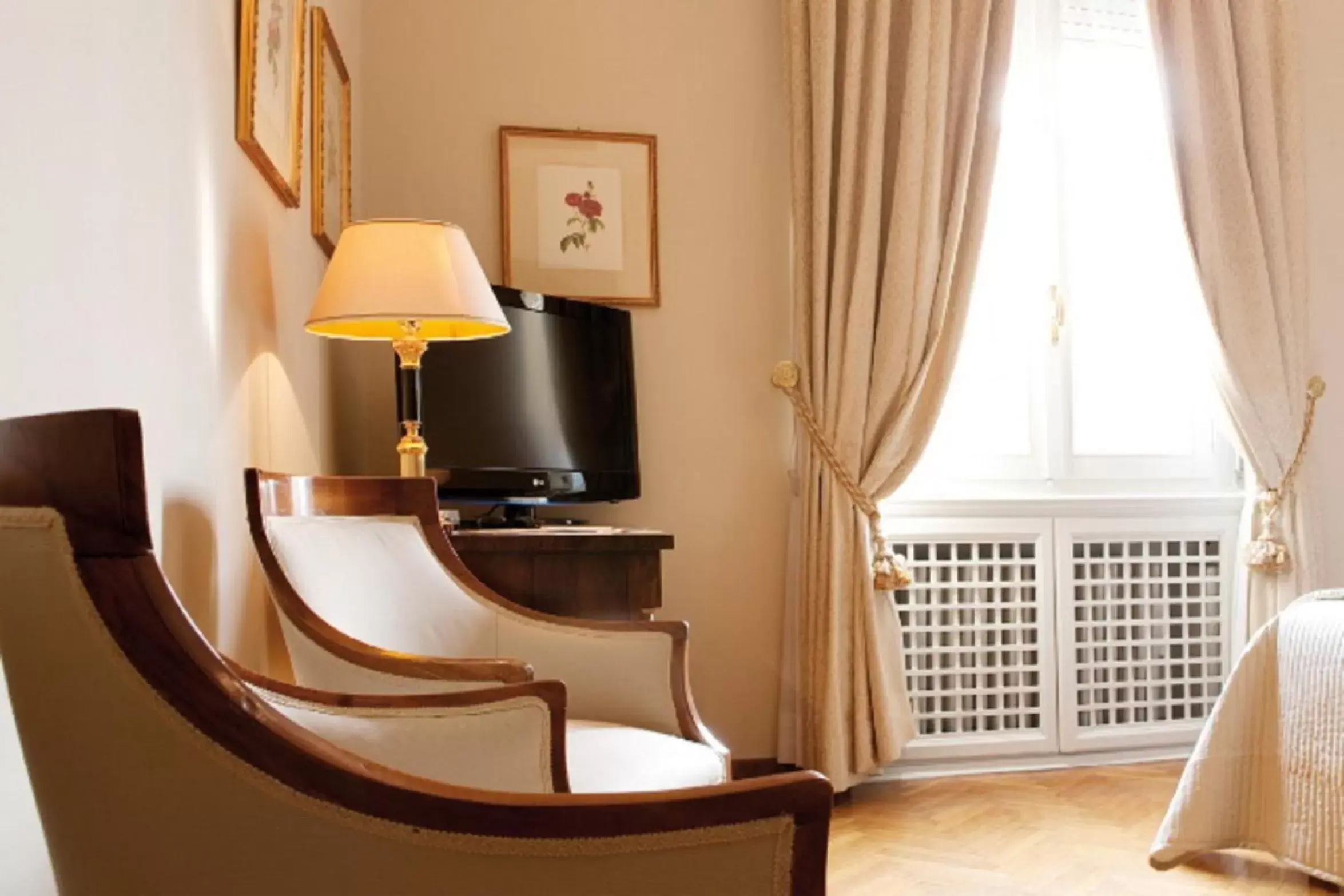 Bedroom, Seating Area in Hotel Vittoria