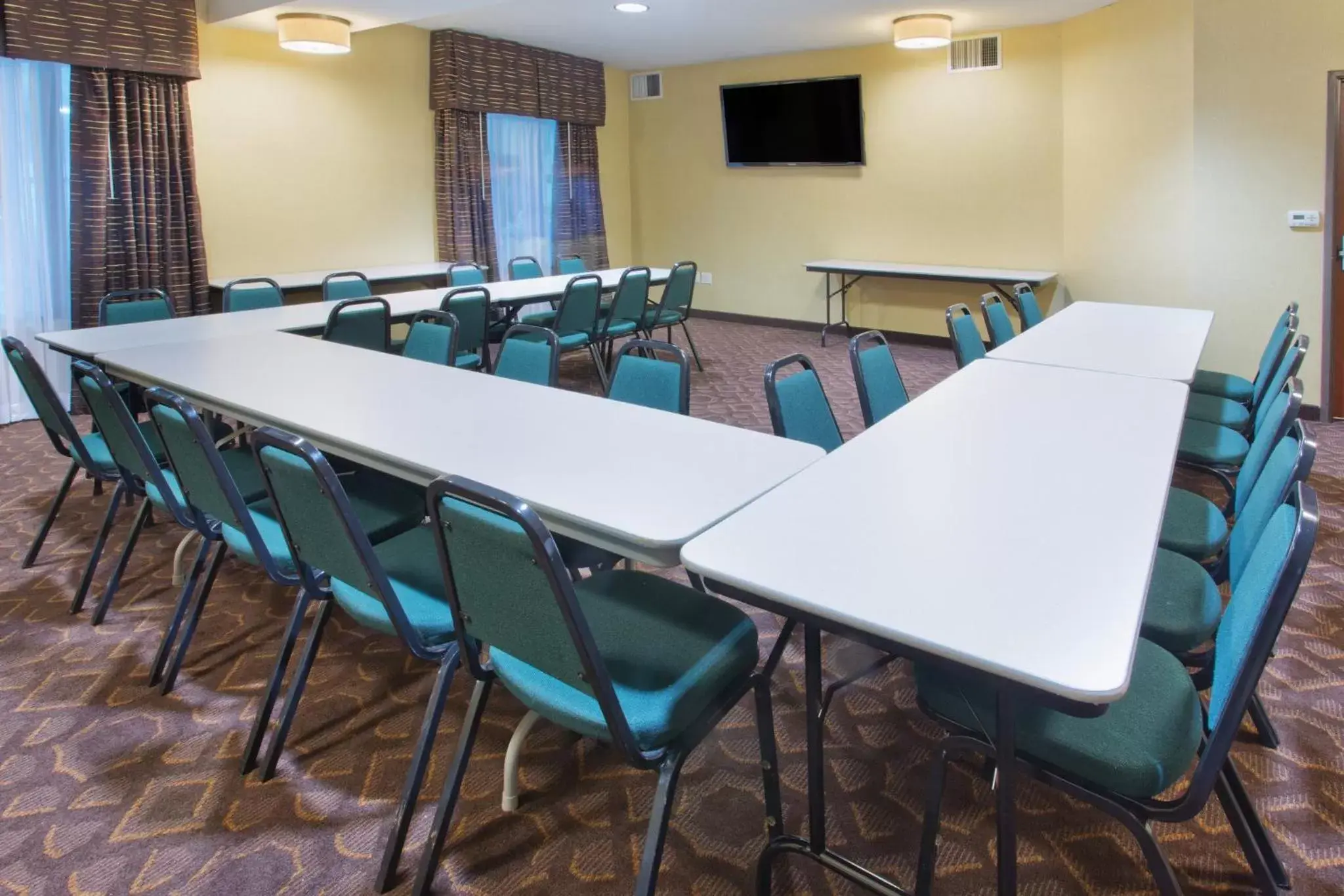 Meeting/conference room in Holiday Inn Express Hotel & Suites Portland - Jantzen Beach, an IHG Hotel