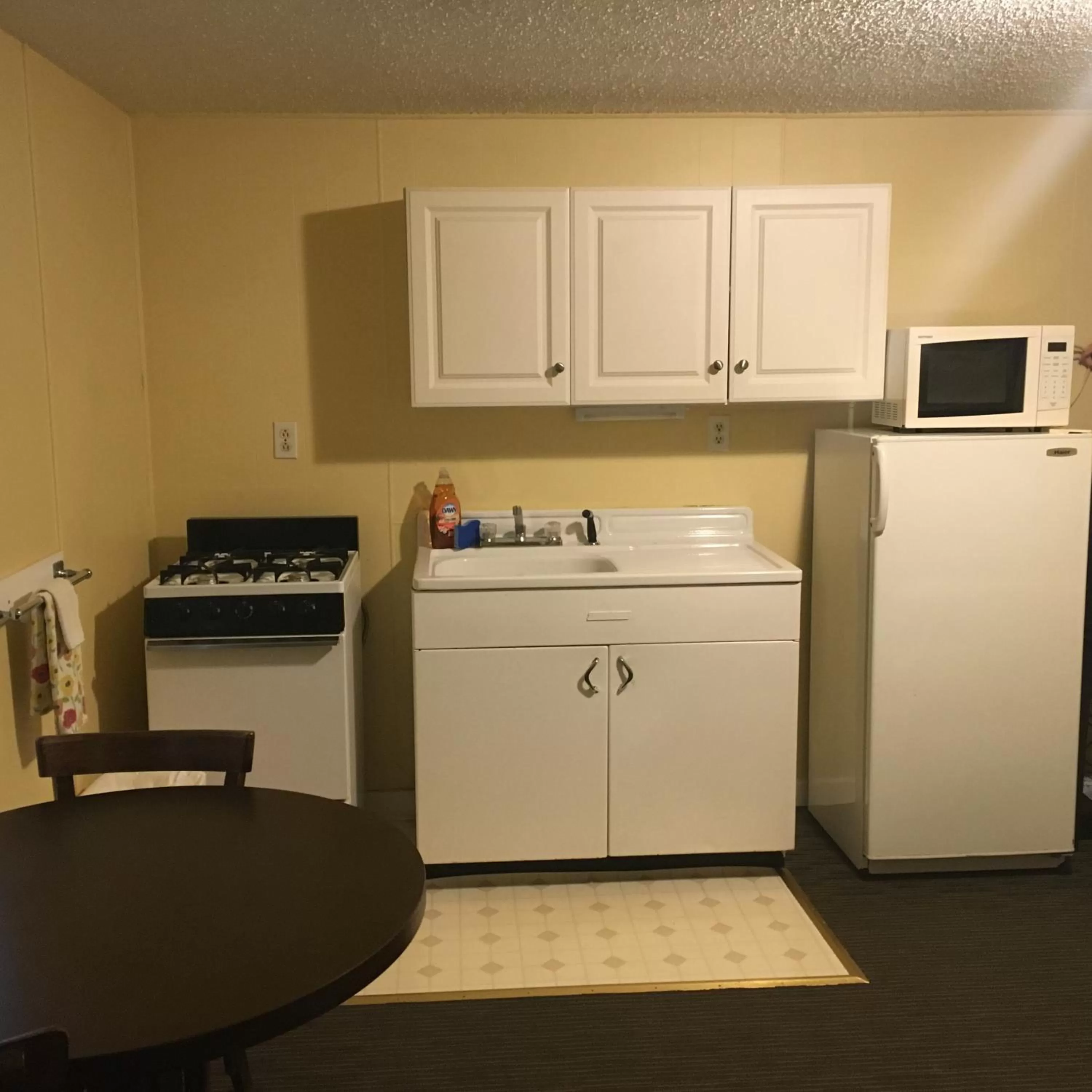 Kitchen or kitchenette in Clarence Inn Extended Stay