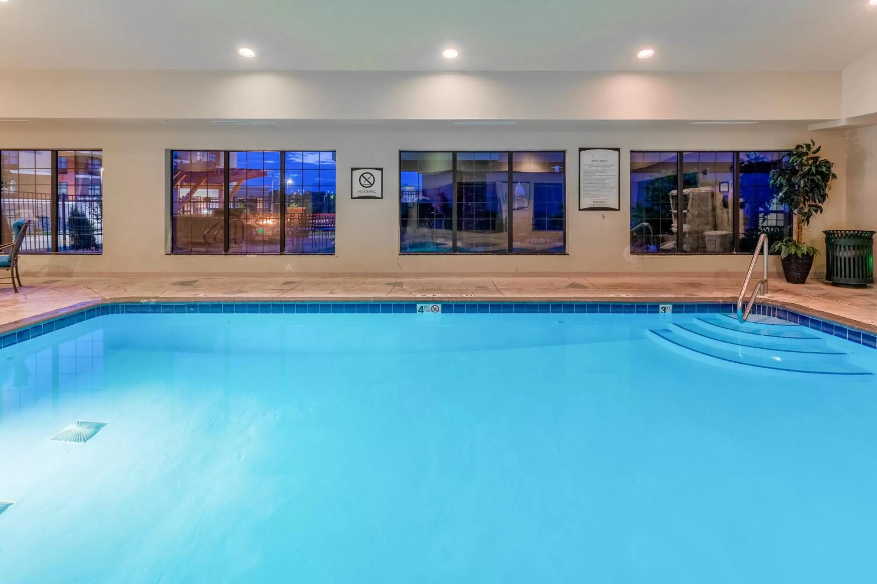 Swimming pool in Staybridge Suites Davenport by IHG Swimming pool in Staybridge Suites Davenport by IHG