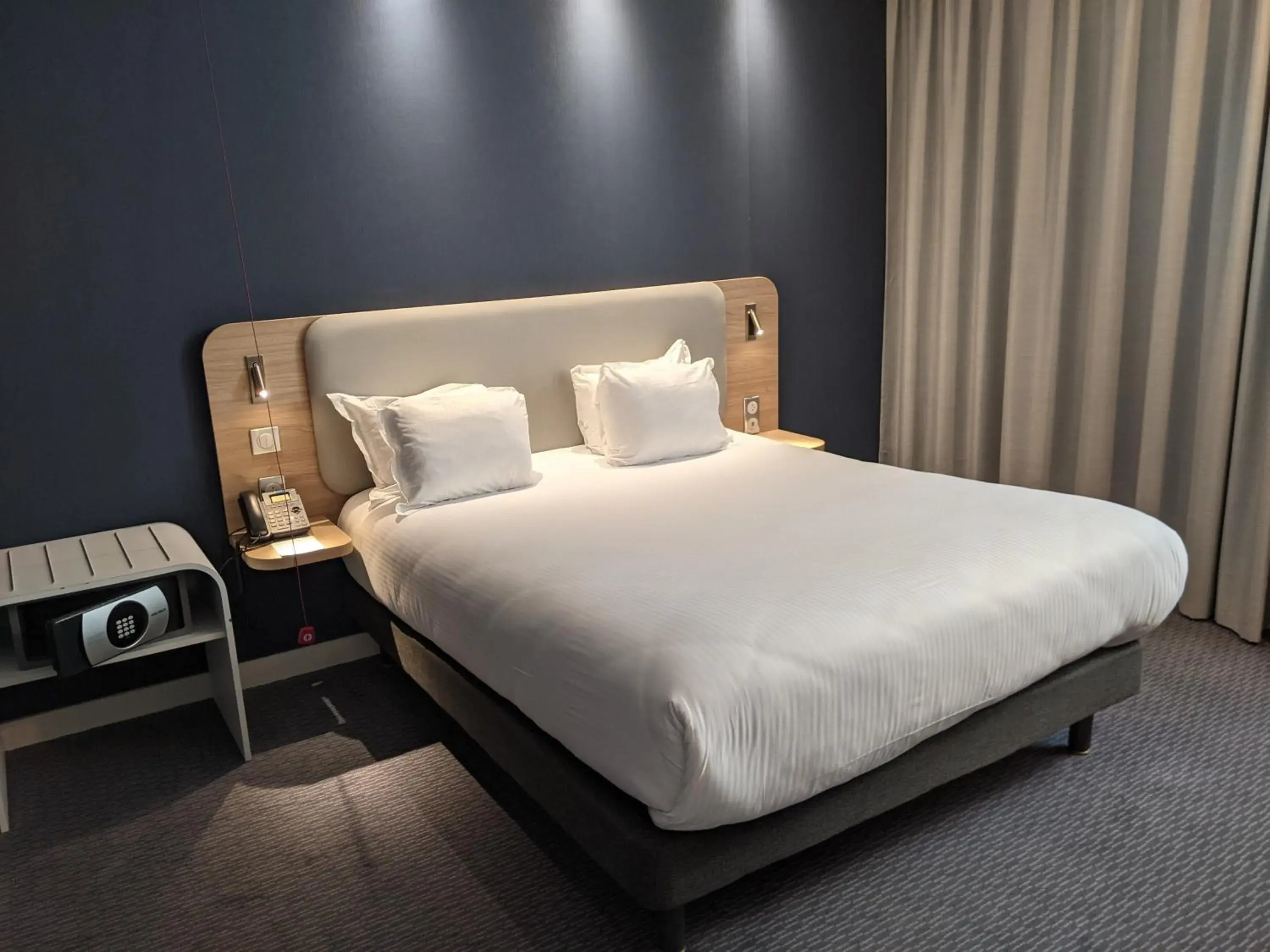 Photo of the whole room, Bed in Holiday Inn Express Paris - Velizy