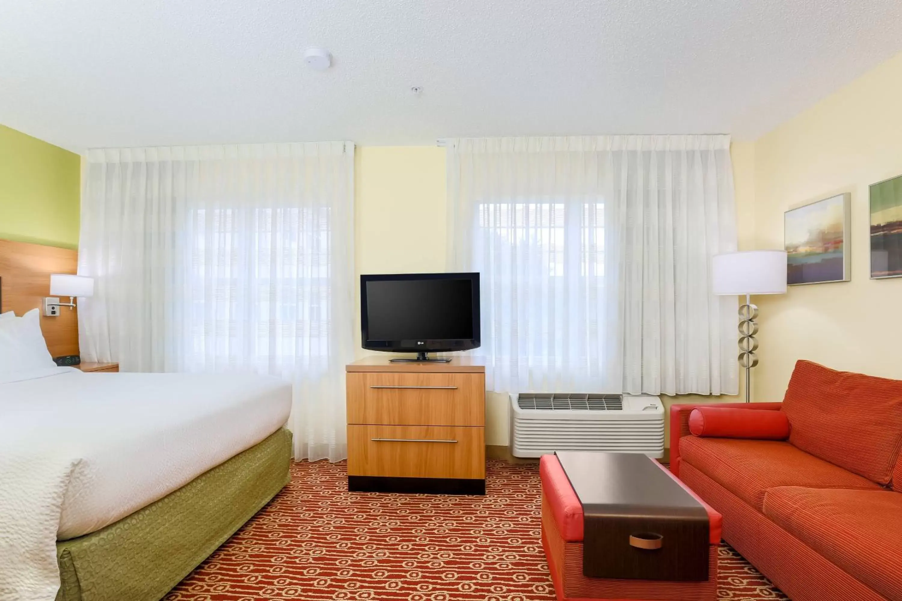 Photo of the whole room, TV/Entertainment Center in TownePlace Suites Houston Brookhollow