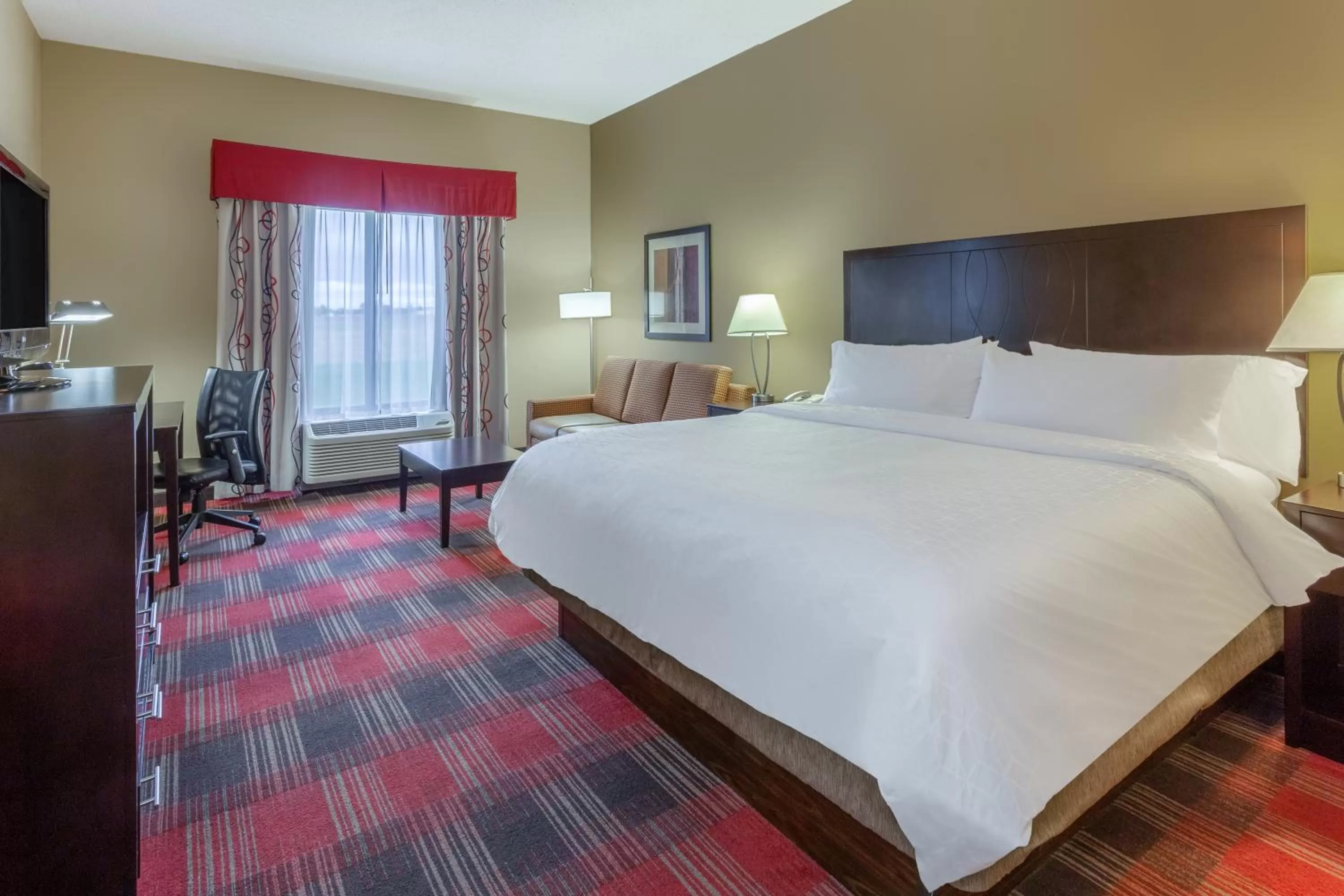 Photo of the whole room, Bed in Holiday Inn Express Hotel & Suites Bowling Green by IHG