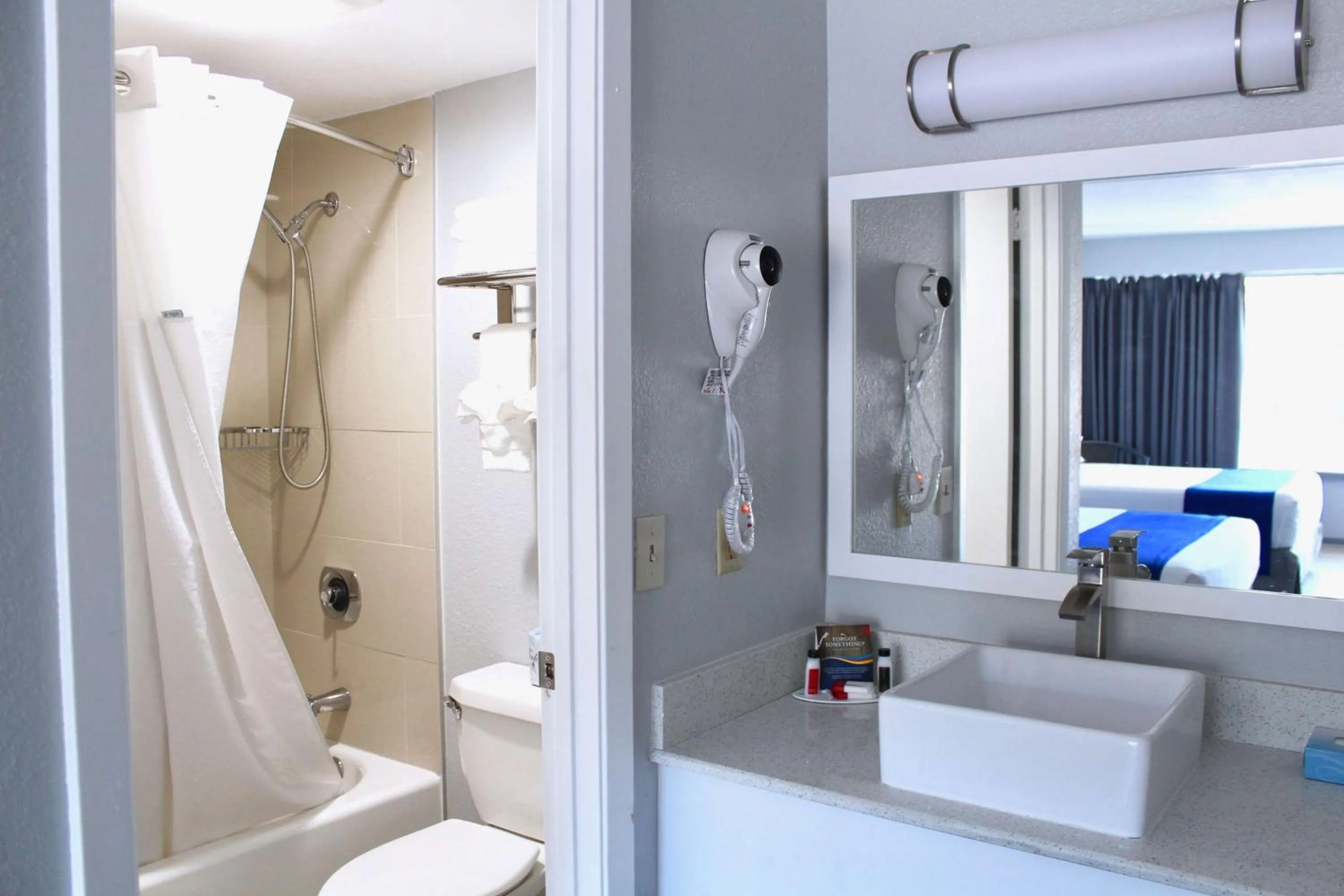 Photo of the whole room, Bathroom in Vivo Living Kissimmee West