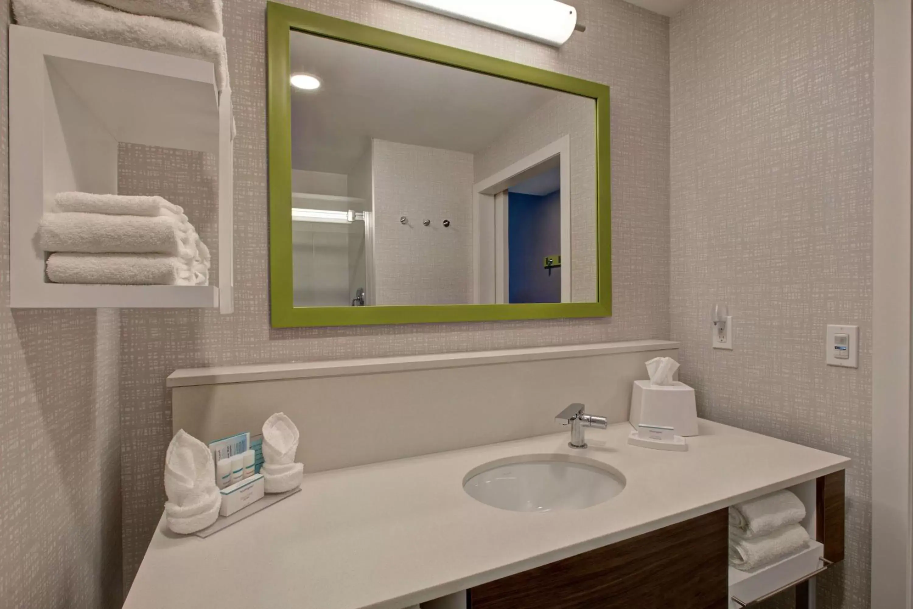 Bathroom in Hampton Inn Brockville, On