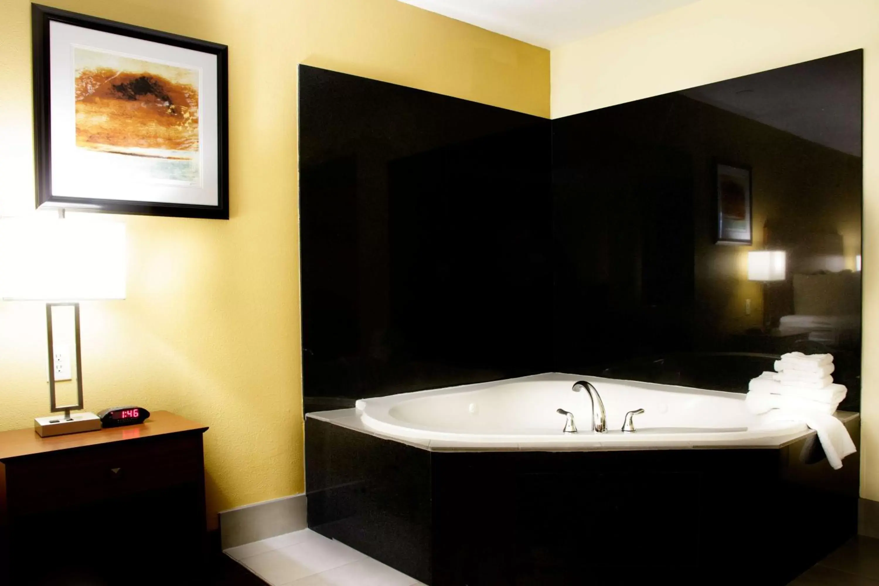 Photo of the whole room, Bathroom in Best Western Kiva Inn
