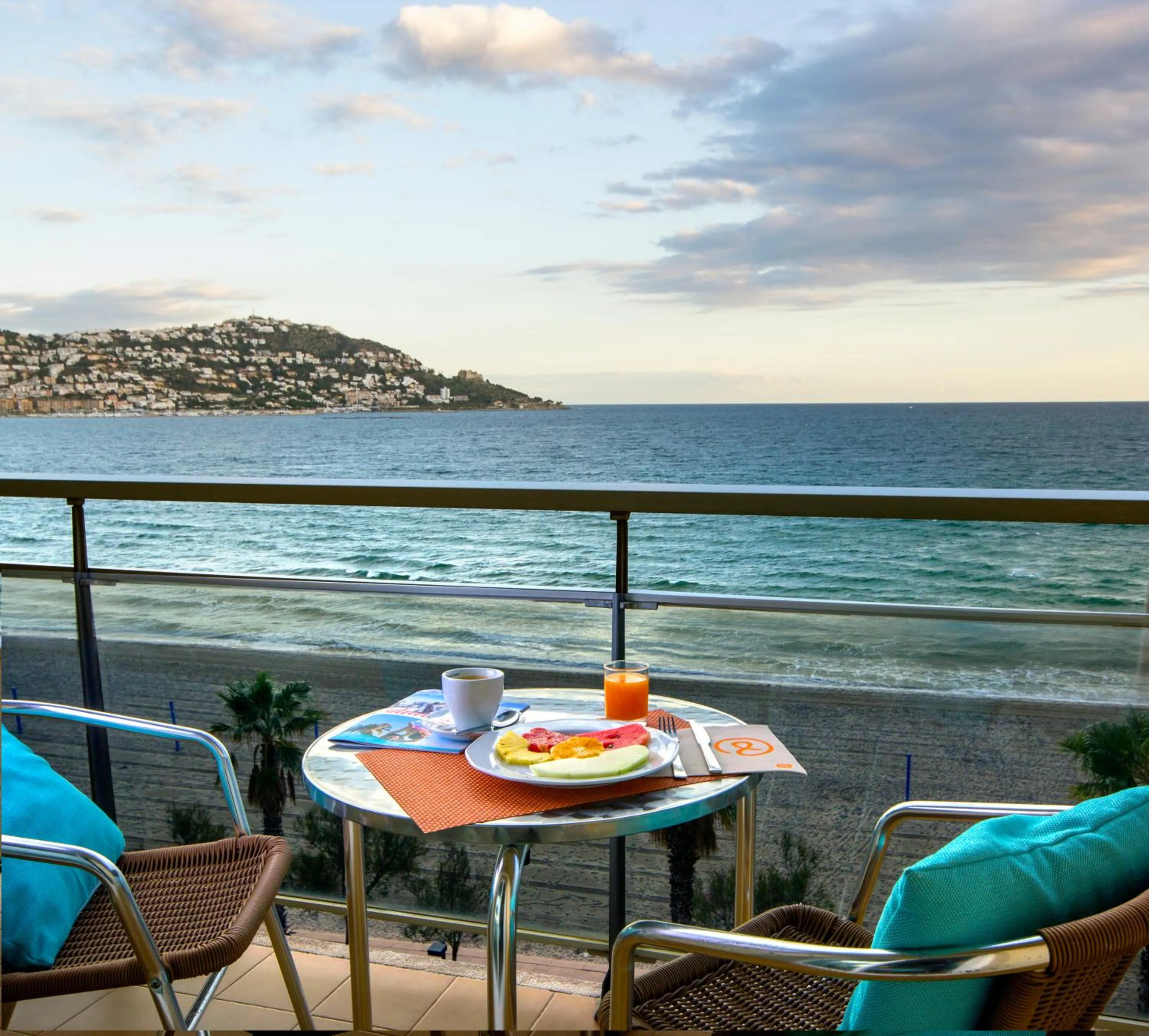 Sea view in Hotel Monterrey Roses by Pierre & Vacances