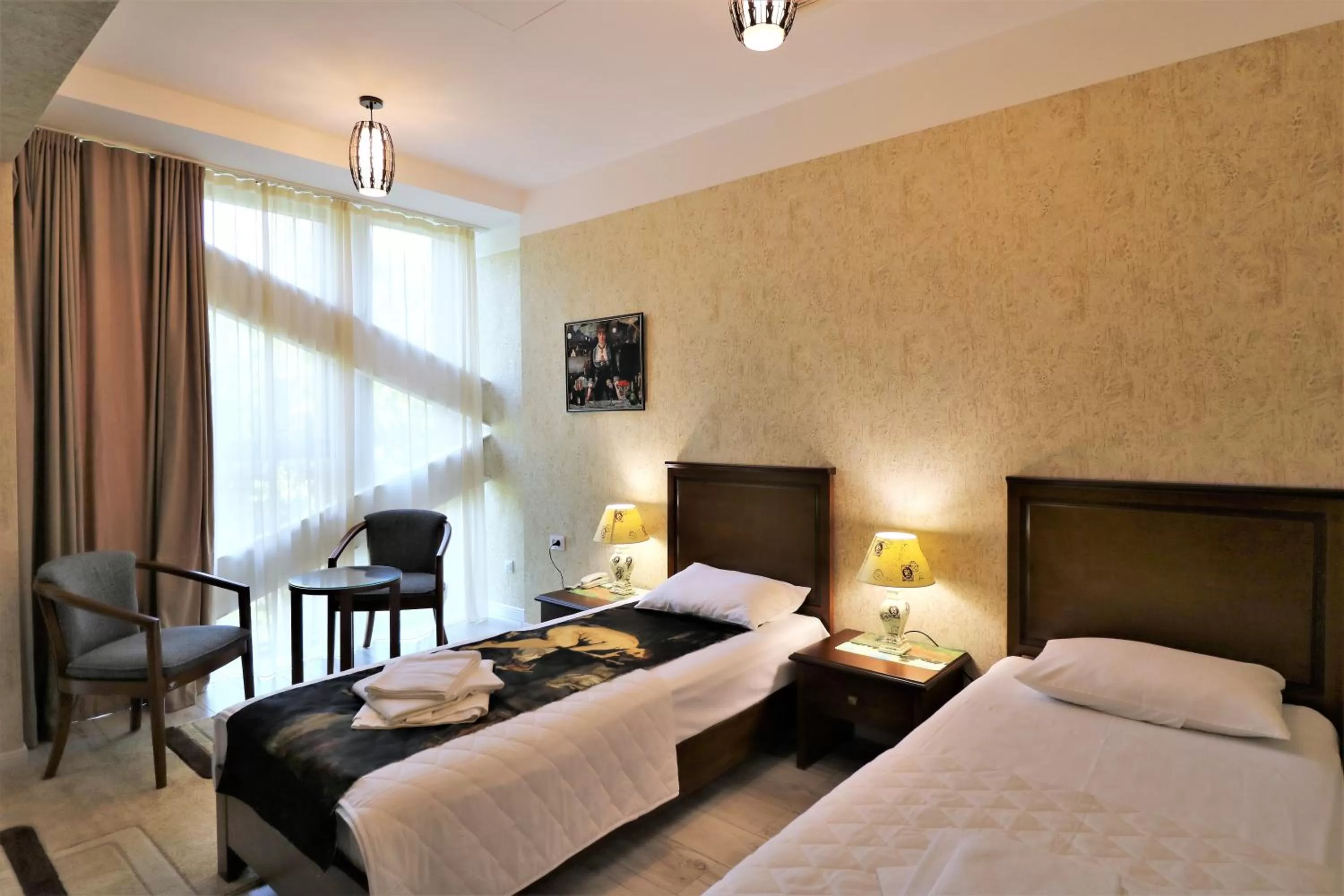 Photo of the whole room, Bed in Hotel Liberty Theatre