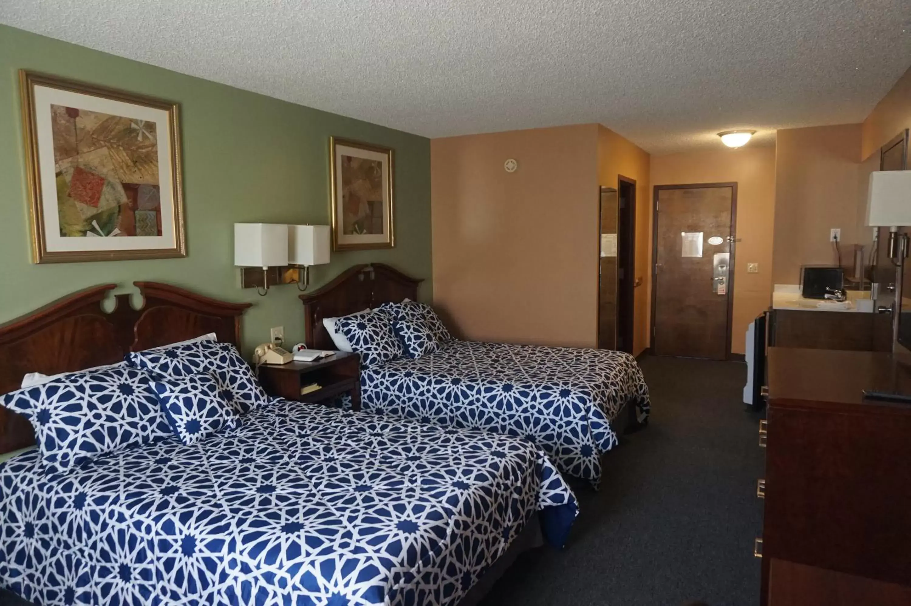 Photo of the whole room, Bed in Bellevue Hotel and Suites