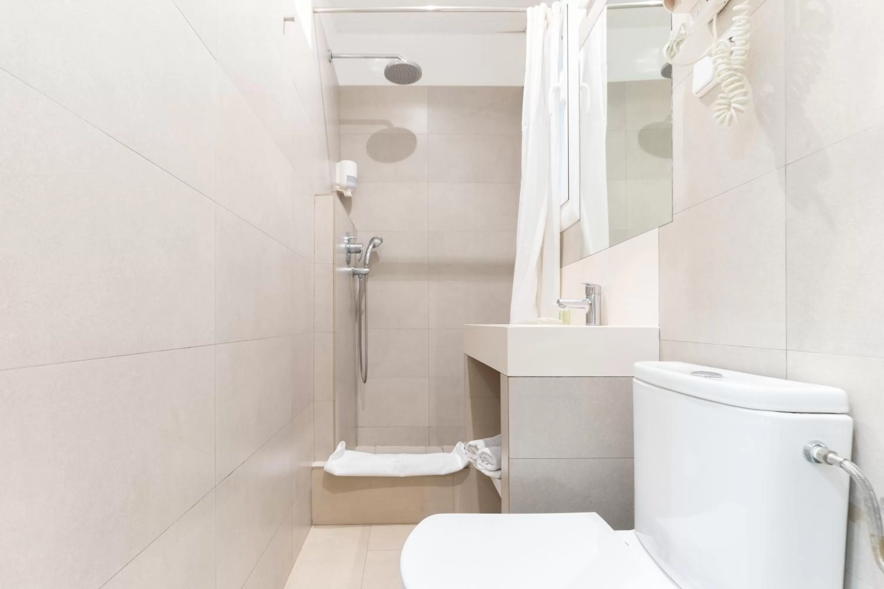 Bathroom in Atica Apartments - by Weflating