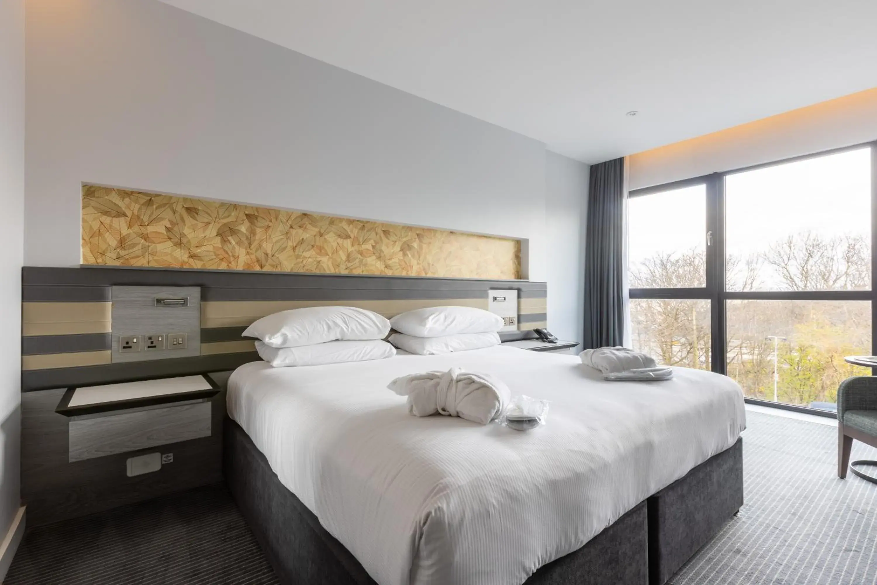 Bedroom, Bed in DoubleTree by Hilton Edinburgh - Queensferry Crossing