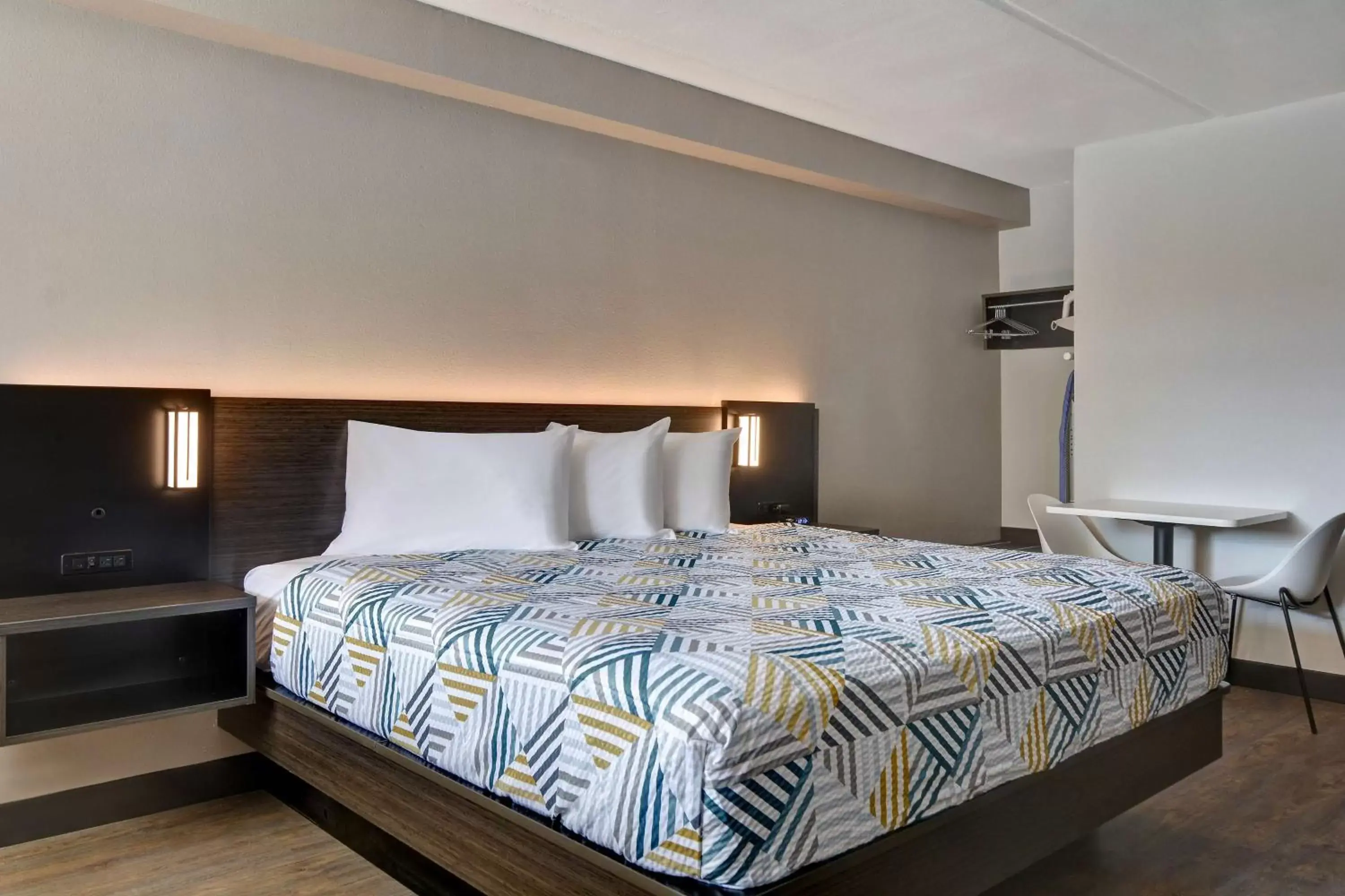 Photo of the whole room, Bed in Studio 6-Jacksonville, FL - Baymeadows Photo of the whole room, Bed in Studio 6-Jacksonville, FL - Baymeadows