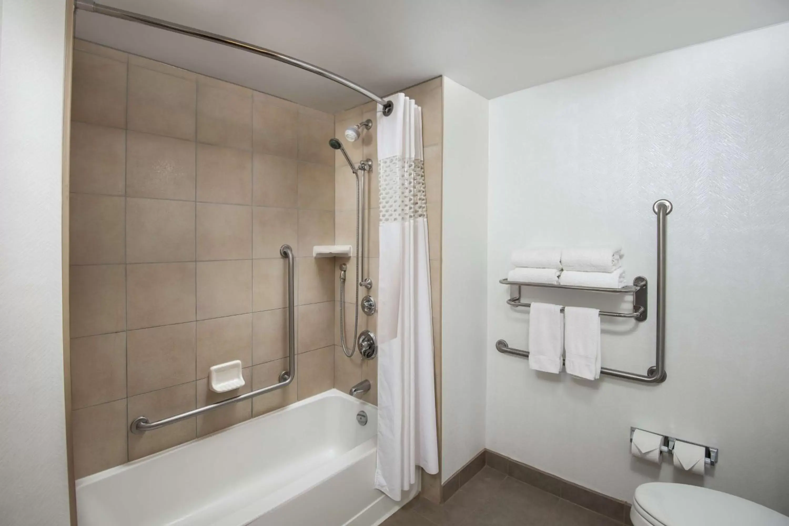Bathroom in Hampton Inn & Suites by Hilton Barrie