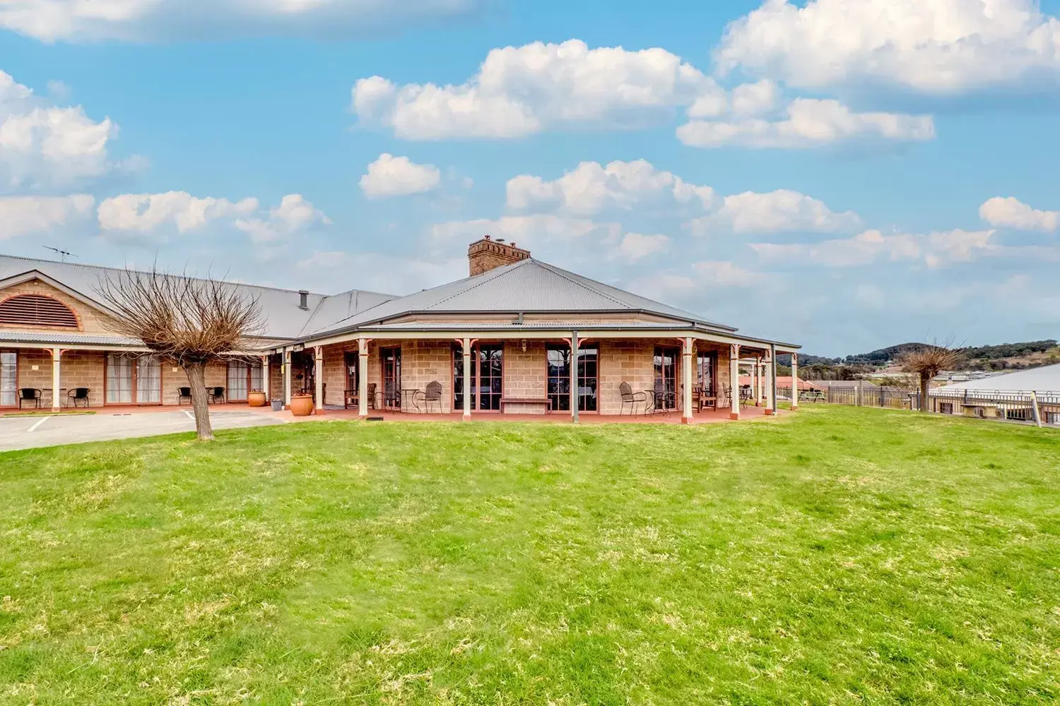 Property Building in Bowen Inn Motel