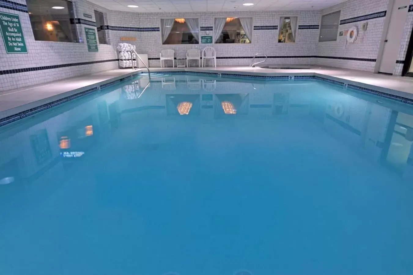 Swimming Pool in Shilo Inn Suites Hotel - Nampa Suites