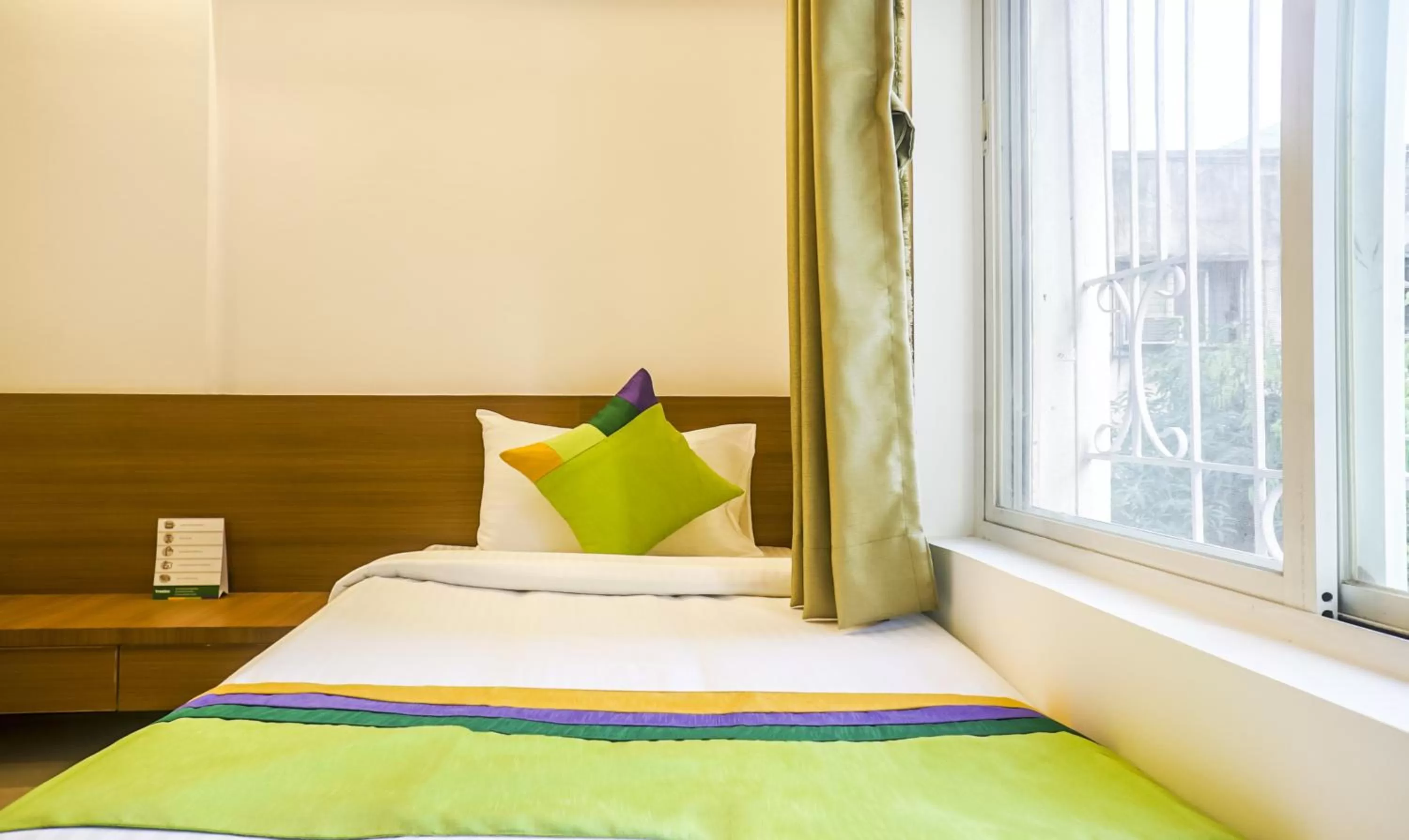 Bed in Treebo Luxe Suite, Shivaji Nagar
