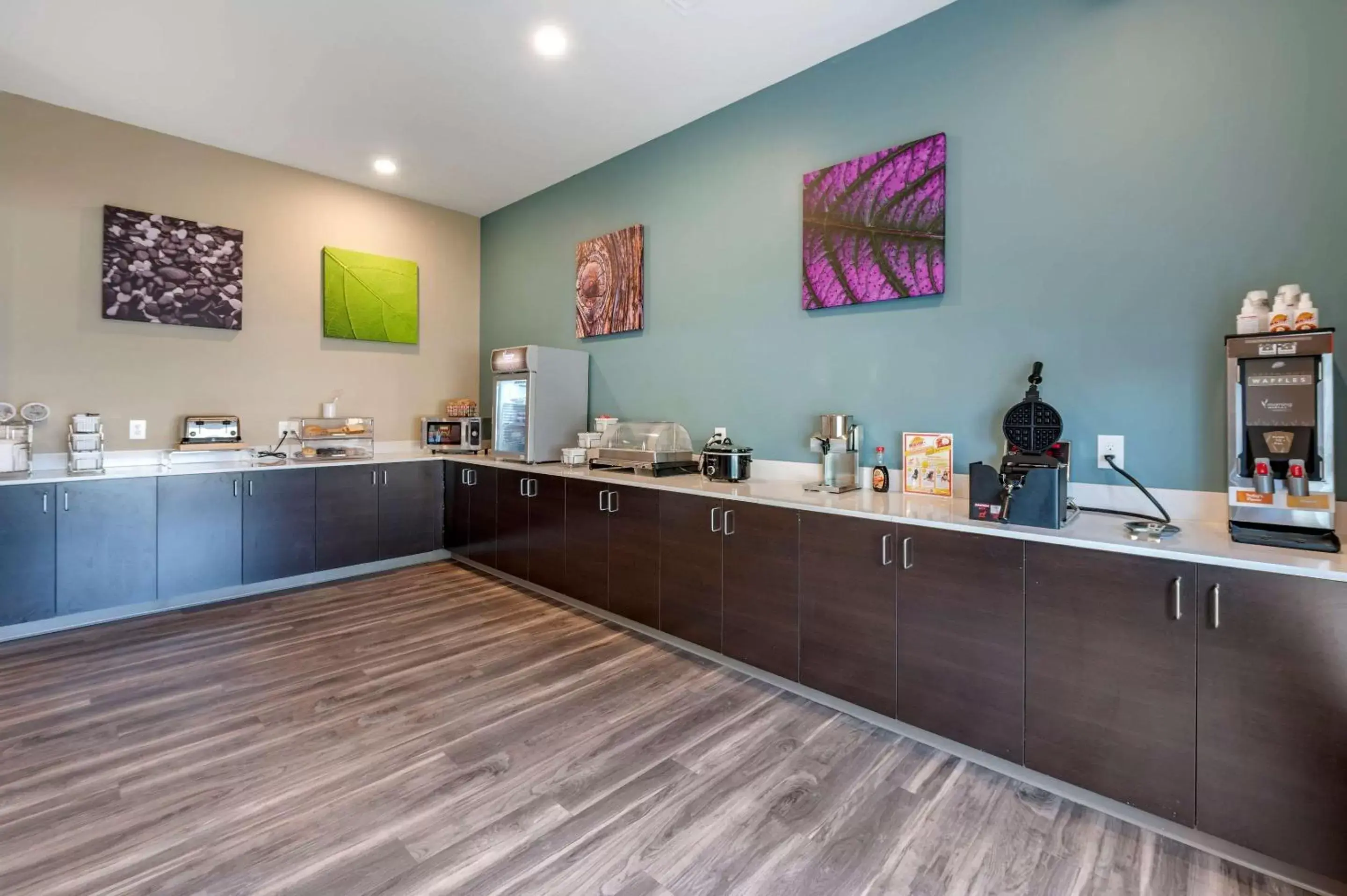 Restaurant/places to eat, Kitchen/Kitchenette in MainStay Suites