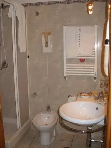 Bathroom in Hotel Lento