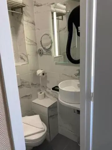 Bathroom in Hôtel Coeur De Loire