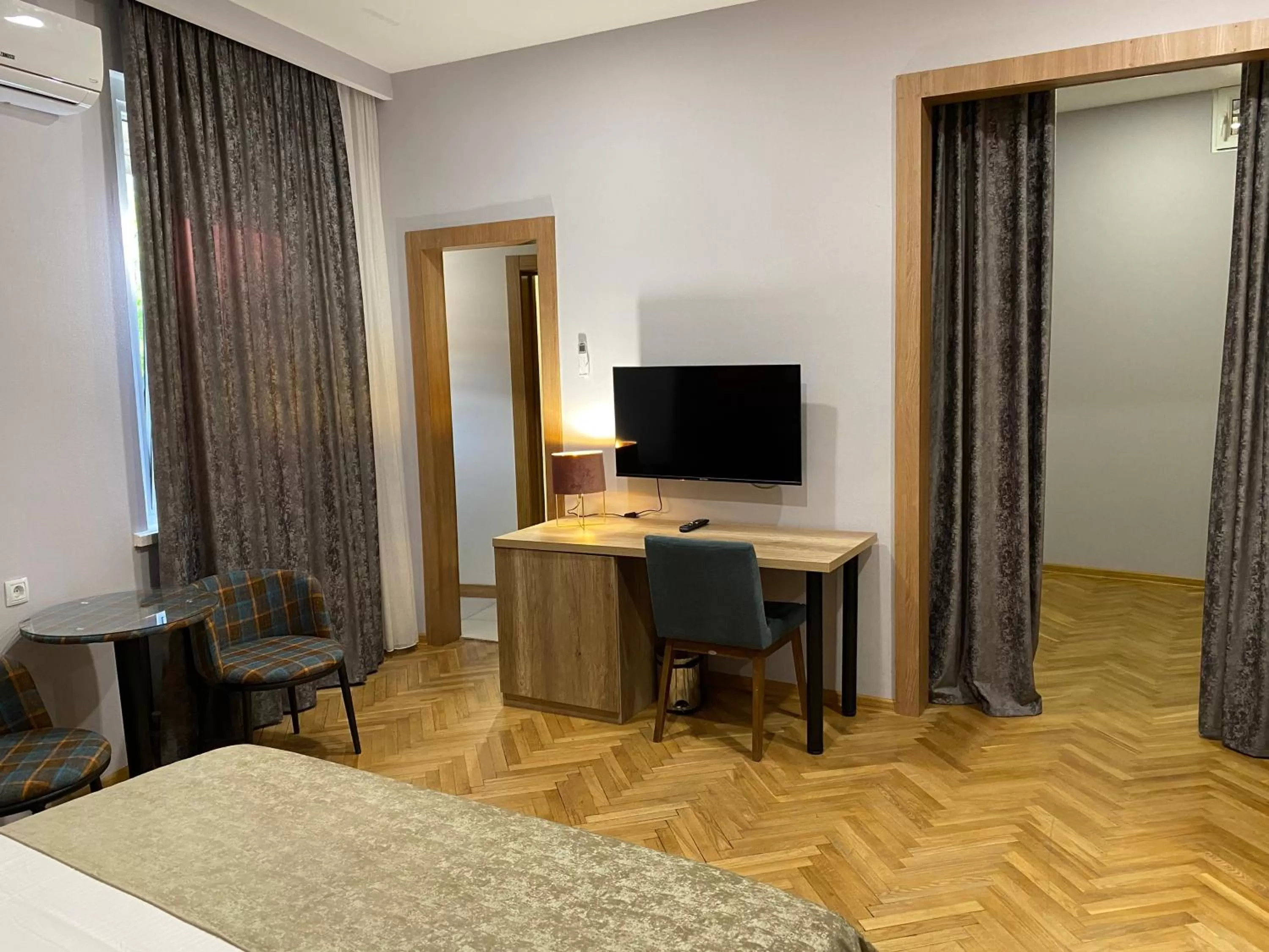 Communal lounge/ TV room, TV/Entertainment Center in Hotel Banovani