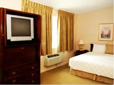 Bed, TV/Entertainment Center in Inn at Arbor Ridge Hotel and Conference Center