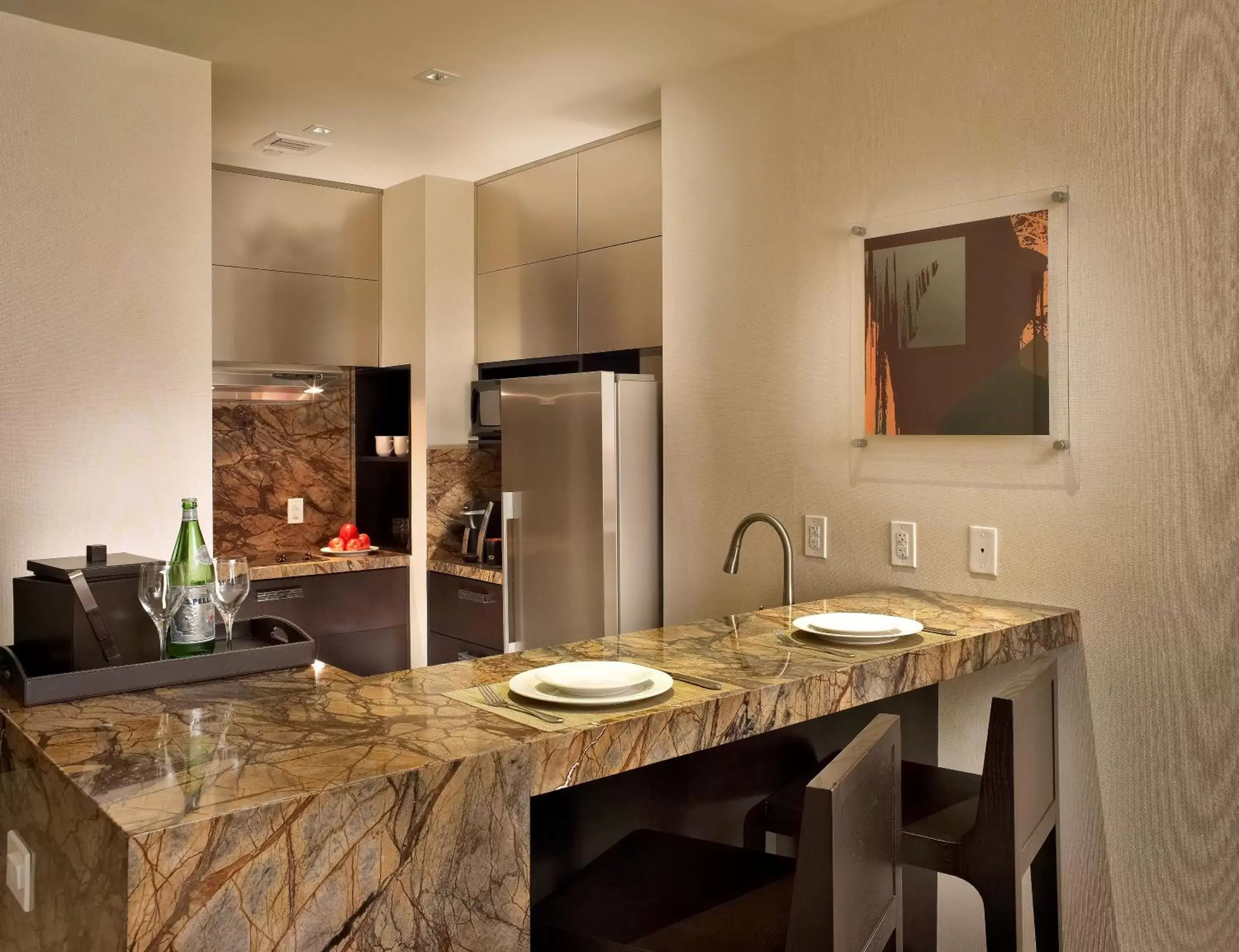 Kitchen or kitchenette, Bathroom in EB Hotel Miami Airport