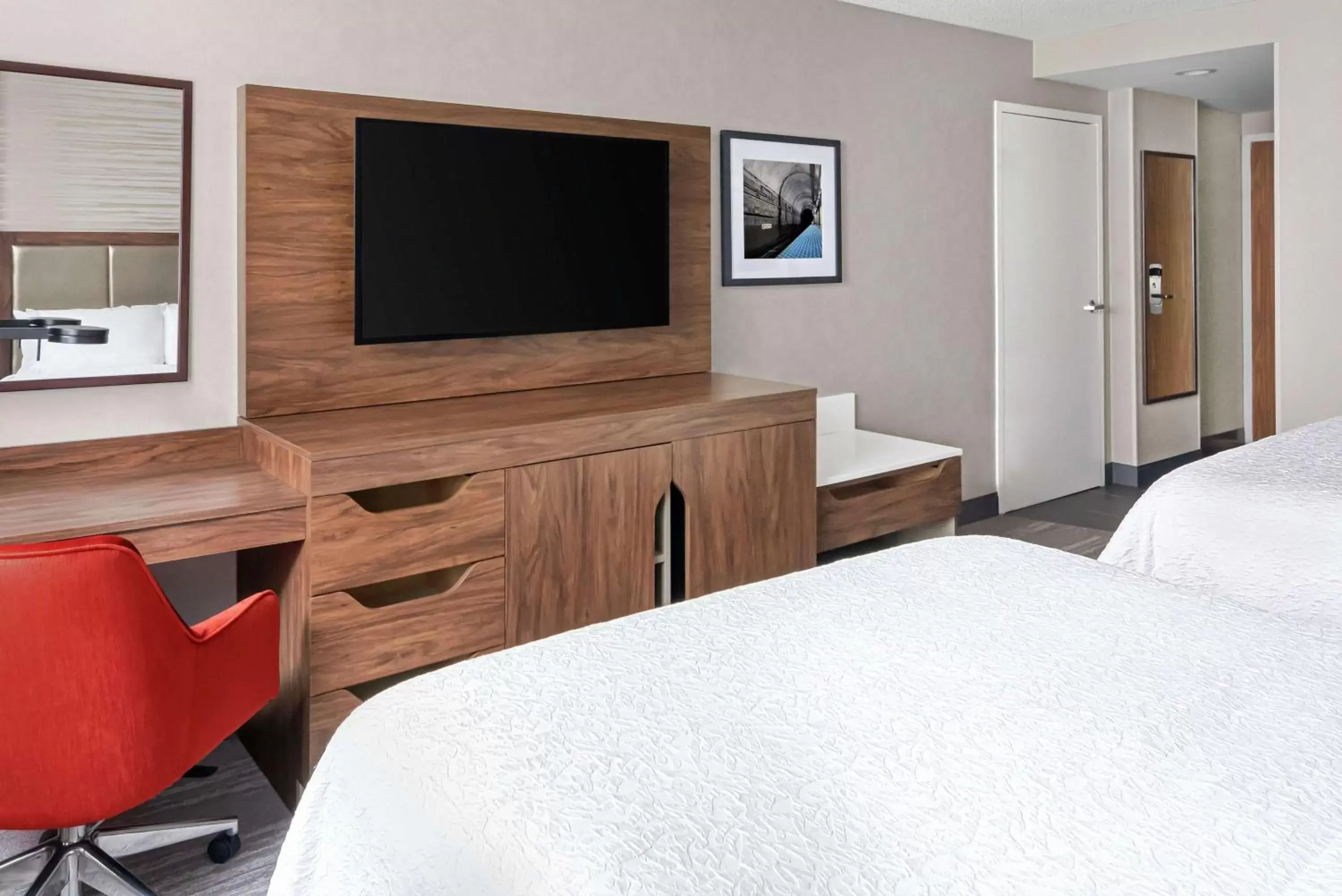 Bedroom, TV/Entertainment Center in Hampton Inn & Suites Chicago-Downtown