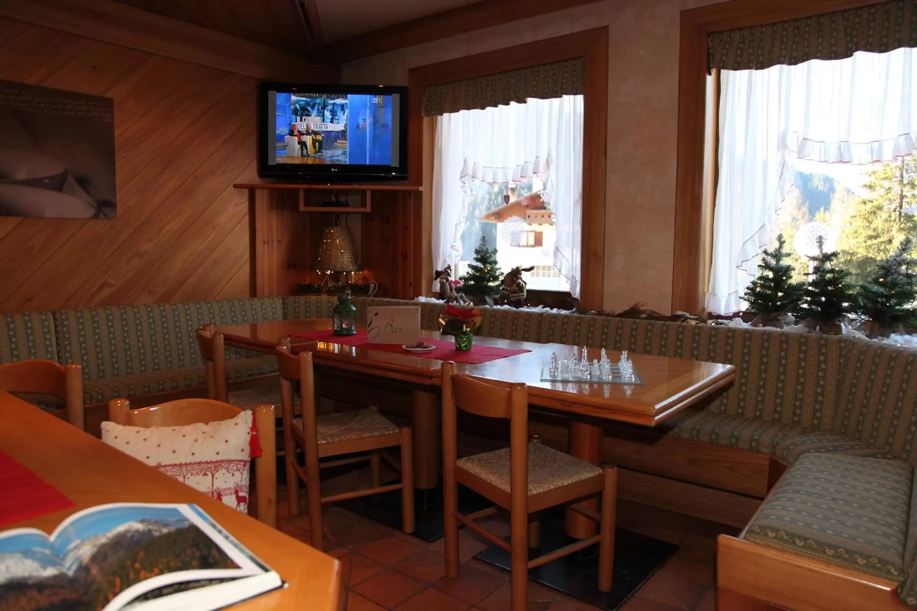 Communal lounge/ TV room, Restaurant/Places to Eat in Hotel Nigritella