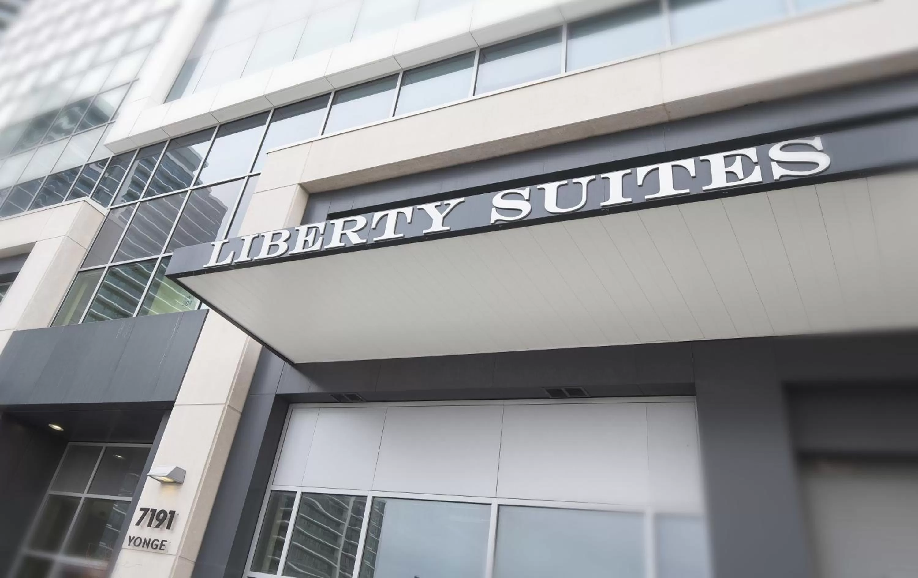 Facade/entrance in Liberty Suites