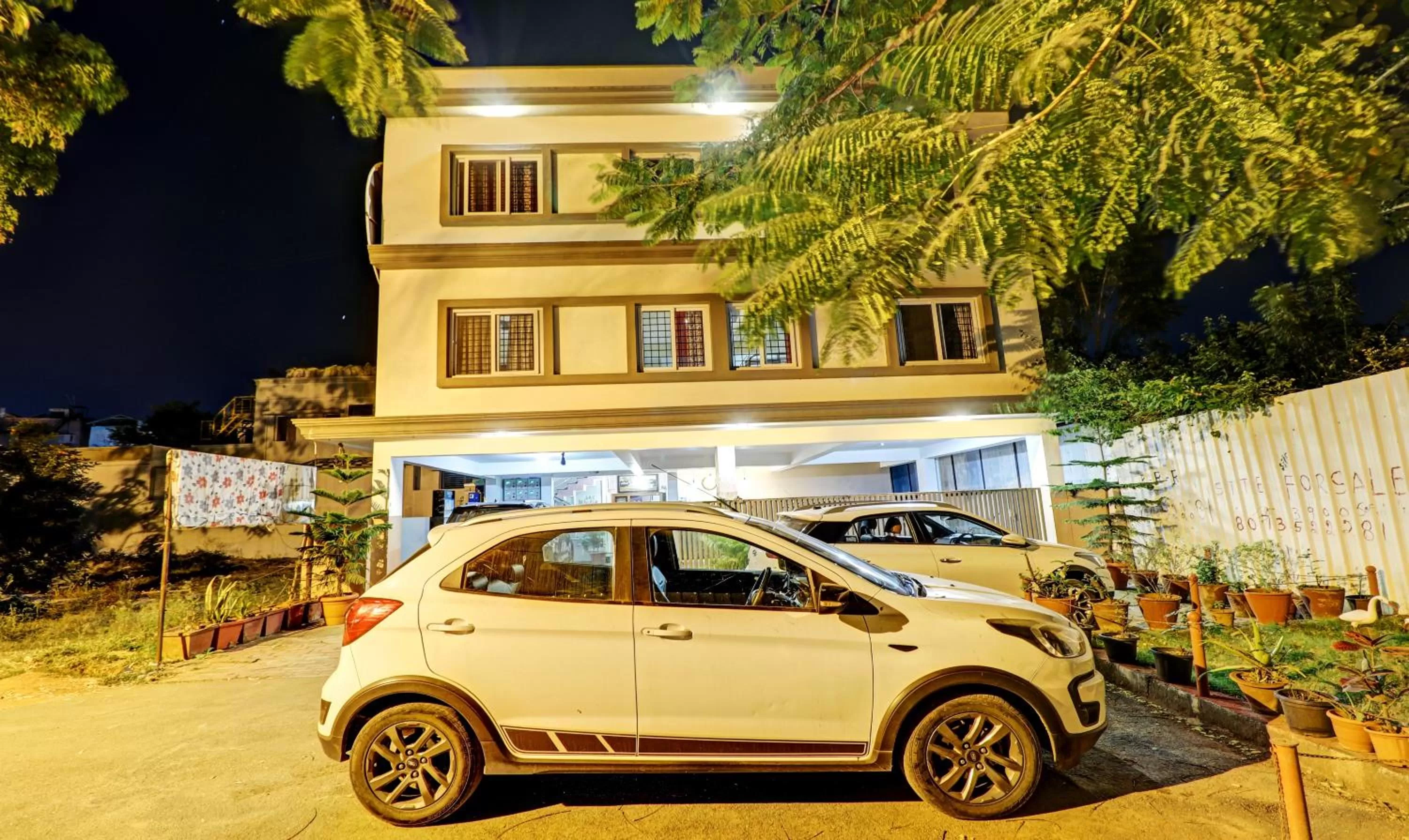 Property Building in Itsy By Treebo - Colors Stay