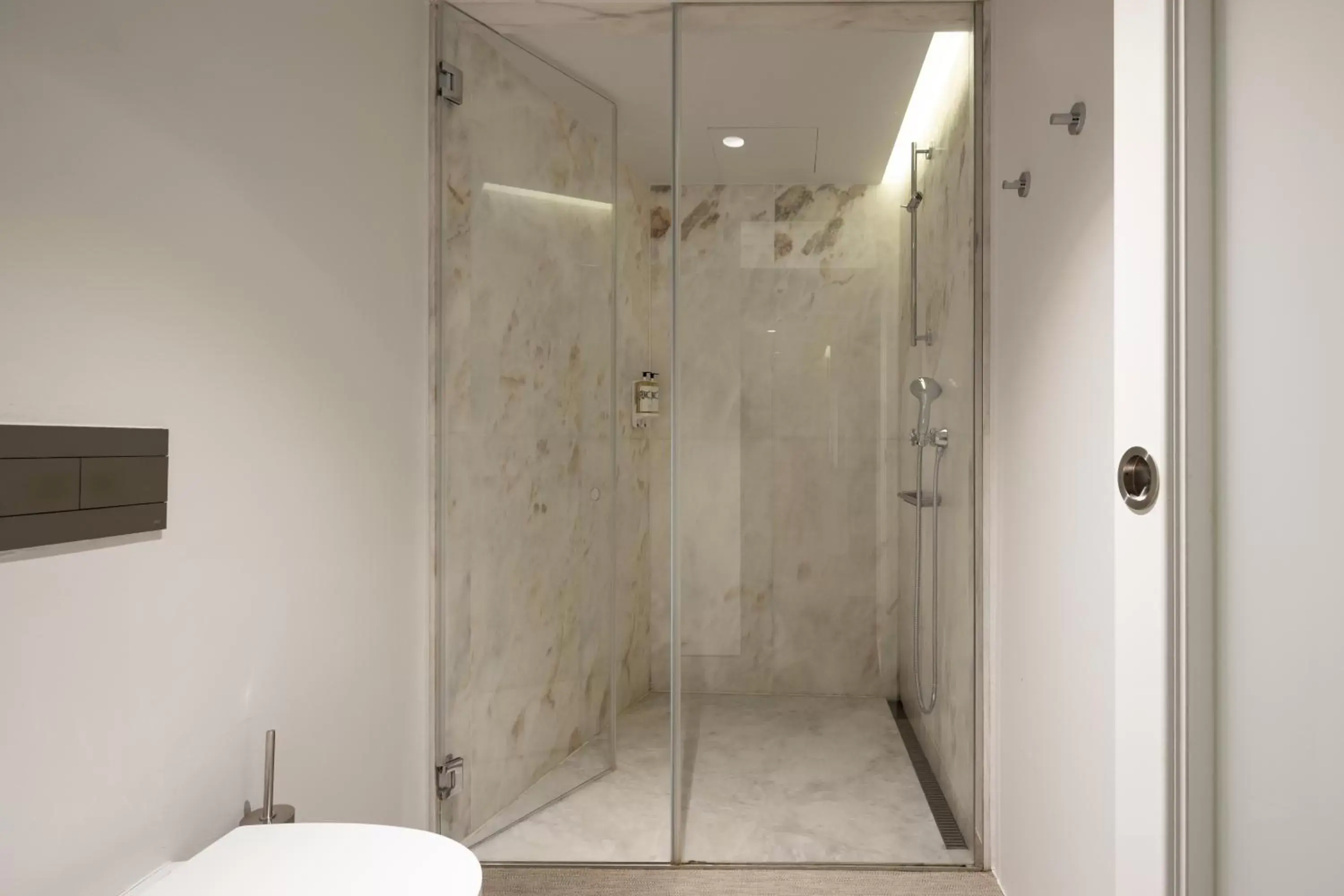 Shower, Bathroom in Lisboa Pessoa Hotel
