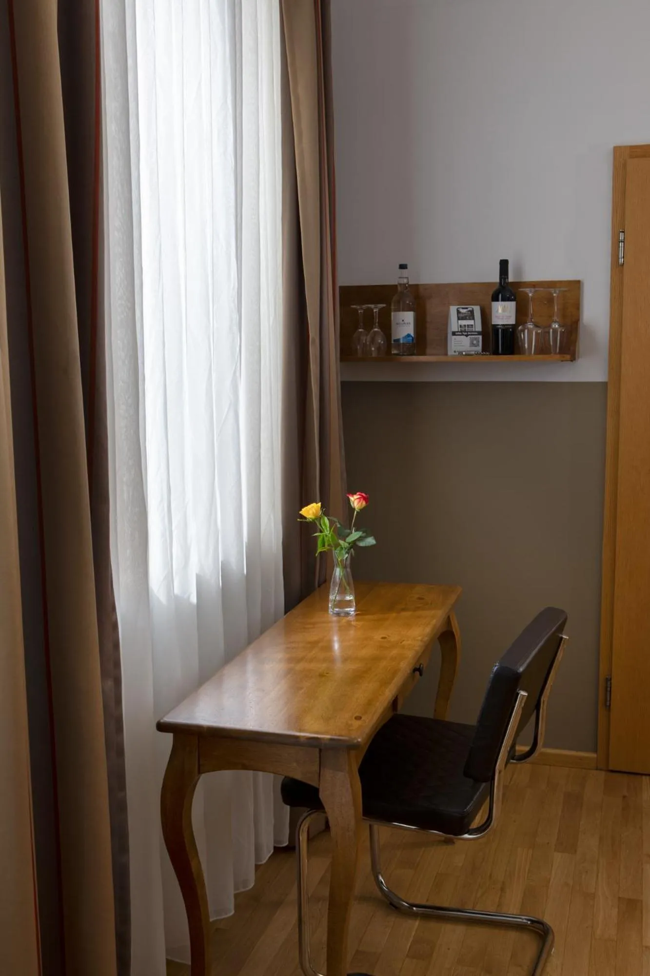 hair dresser, Dining Area in Villa Toscana