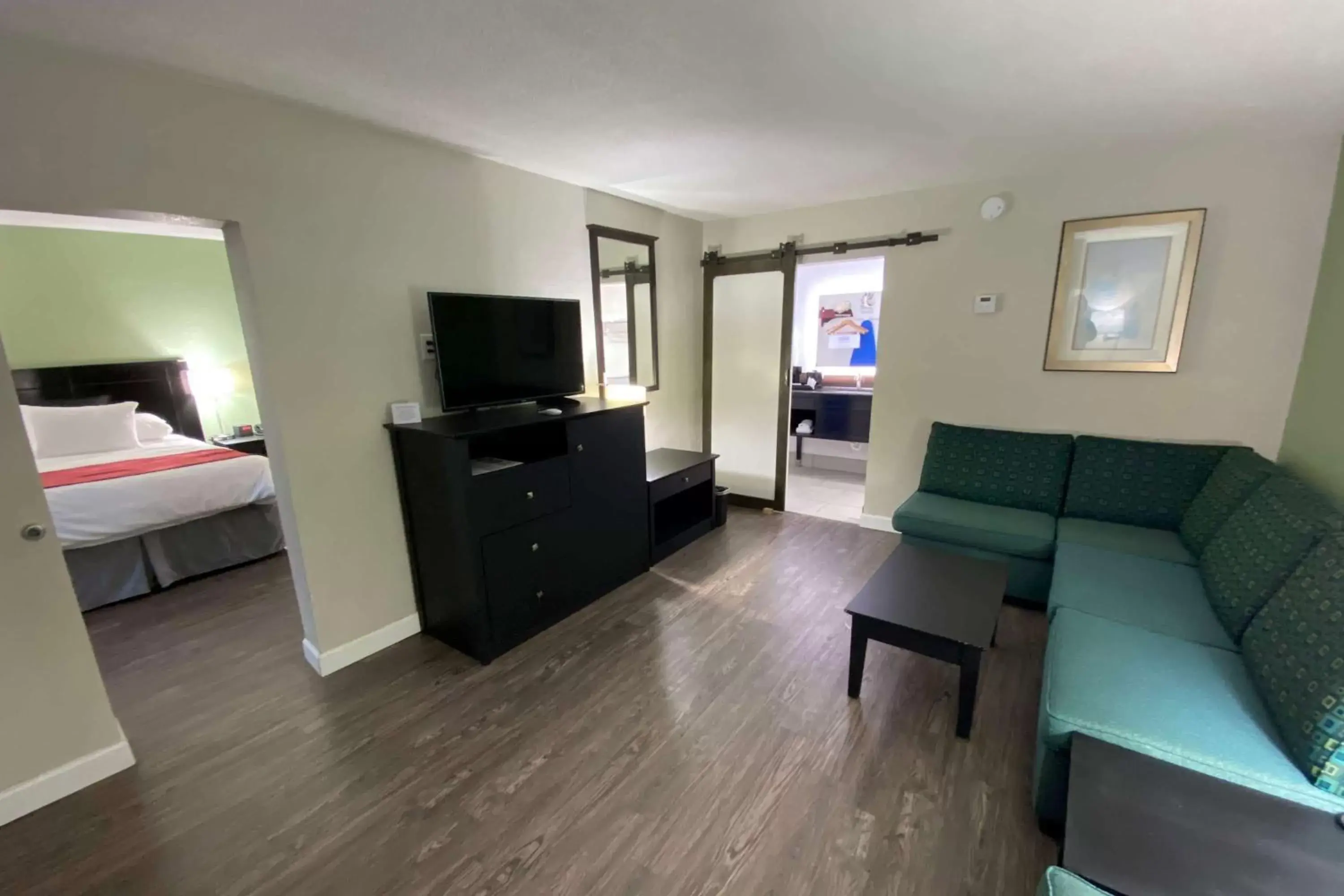 Photo of the whole room, TV/Entertainment Center in Lx Hotel, Manchester, Tennessee