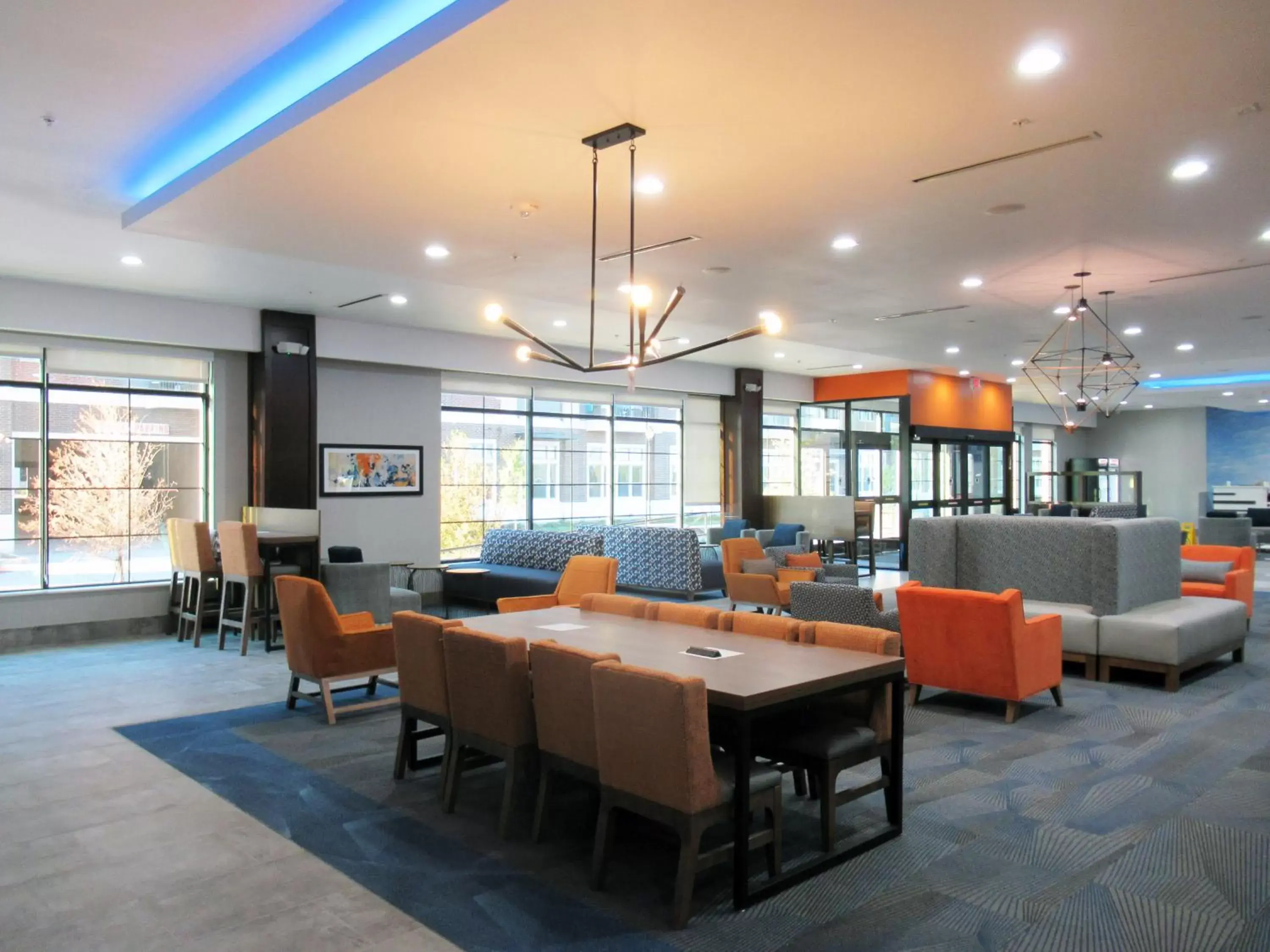 Seating area, Restaurant/Places to Eat in La Quinta Inn & Suites by Wyndham Frisco