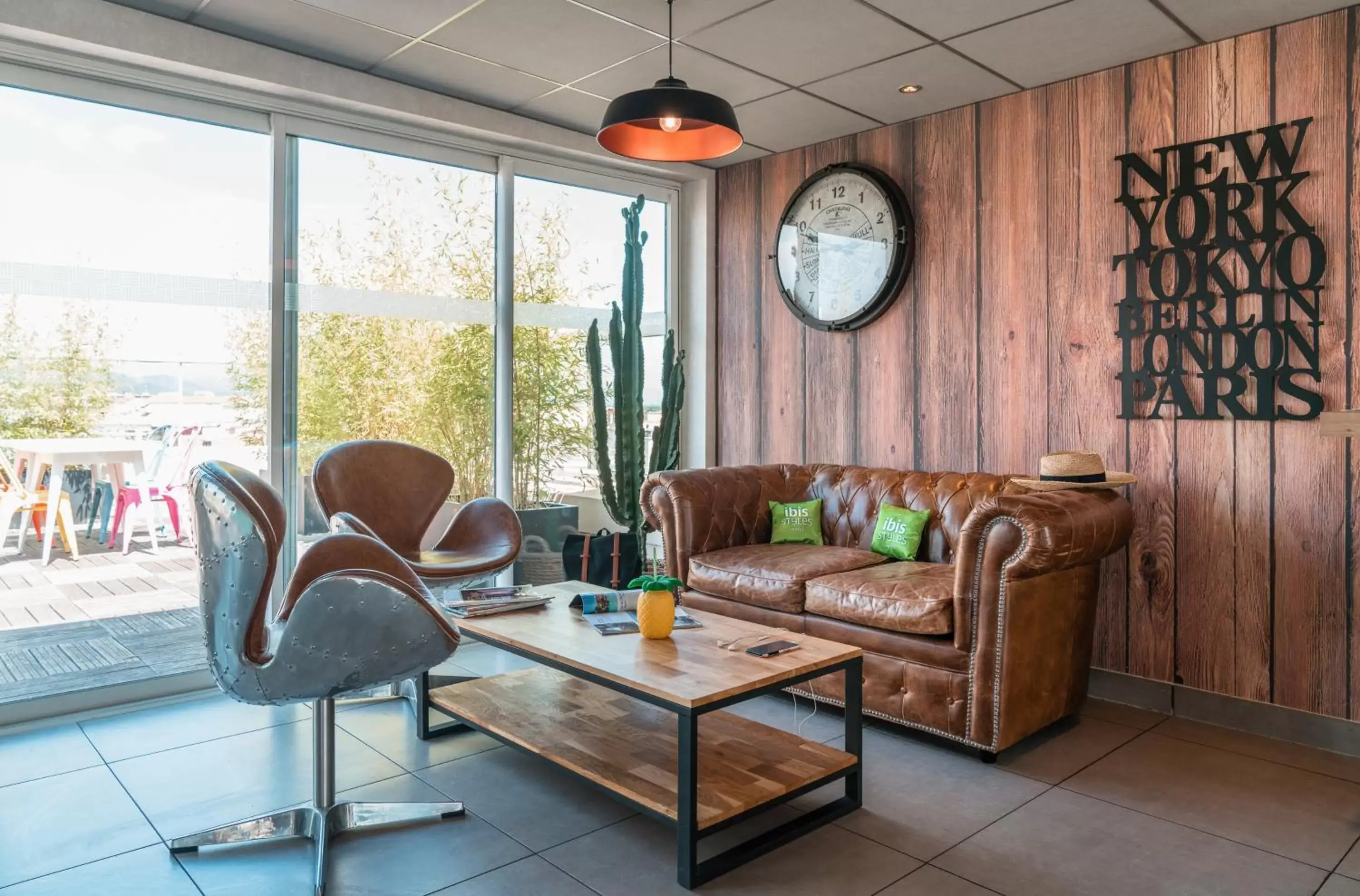 Living room, Seating Area in Ibis Styles Hyères Rooftop & Spa