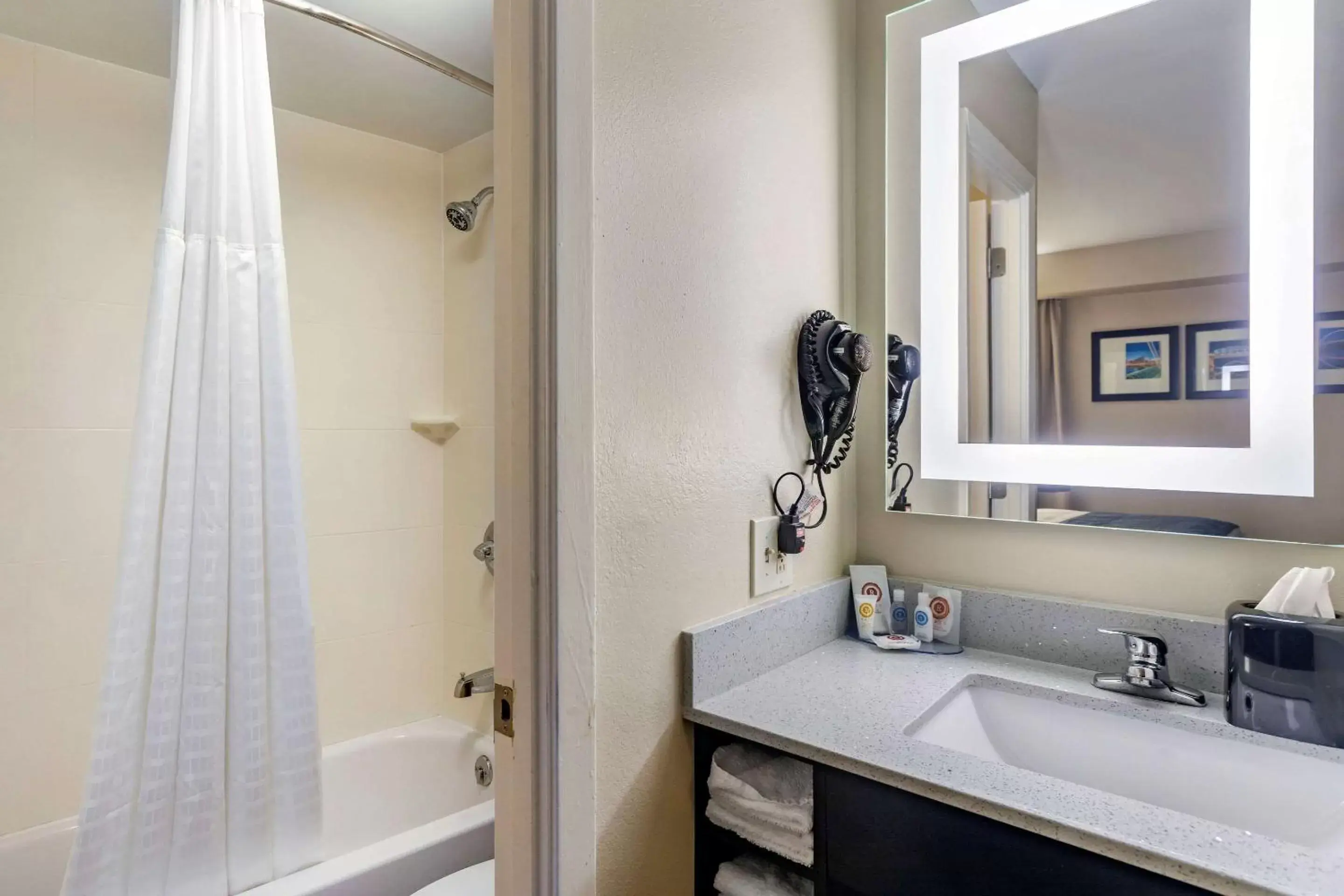 Photo of the whole room, Bathroom in Comfort Inn Nashville – Opryland Area