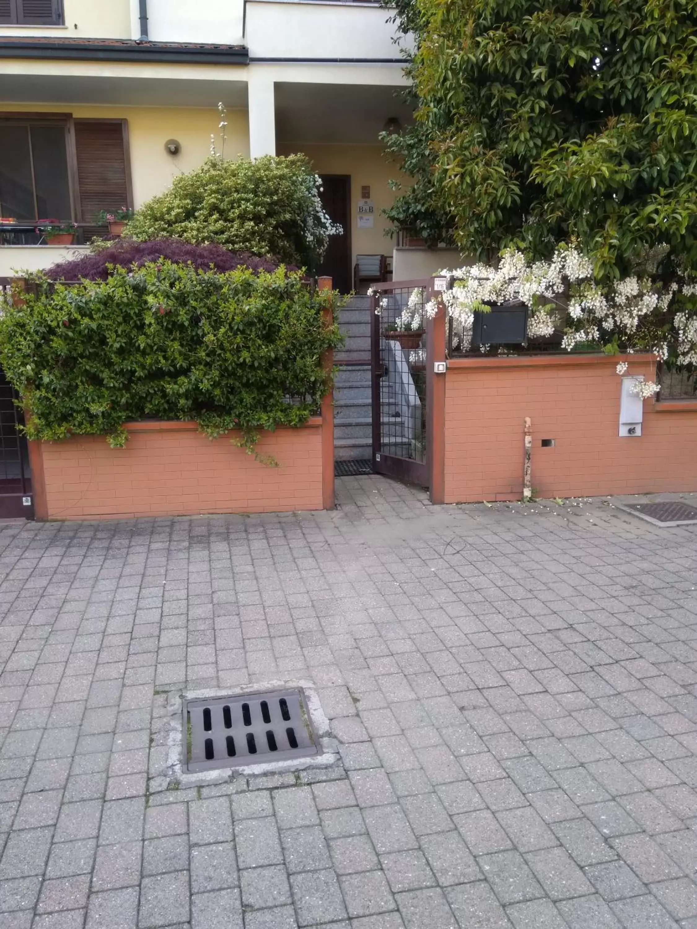 Facade/entrance in B&B Il Glicine di Basiglio