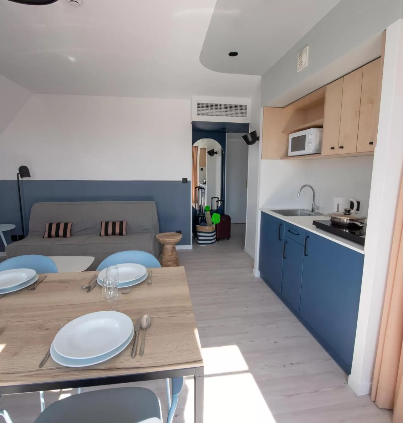 Dining area in ibis Styles Deauville Villers Plage