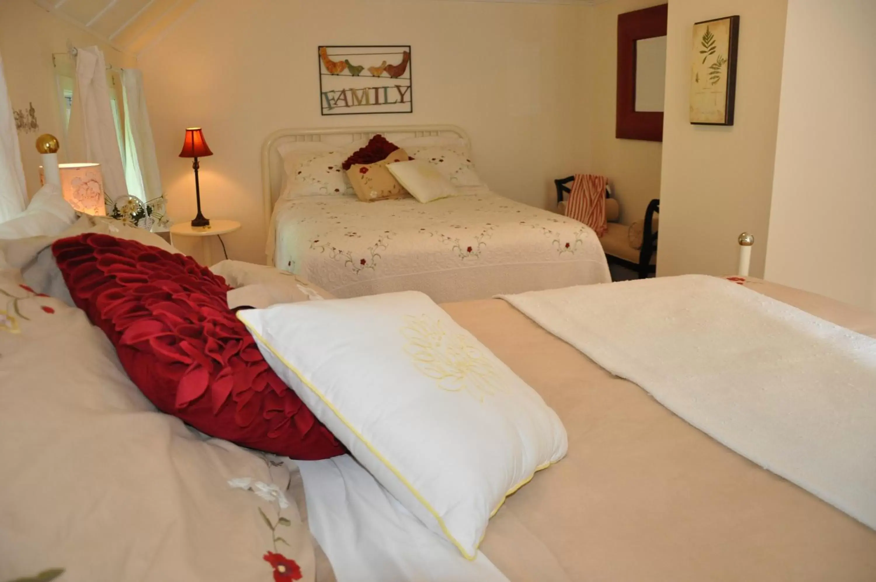 Photo of the whole room, Bed in Auberge sur la Côte