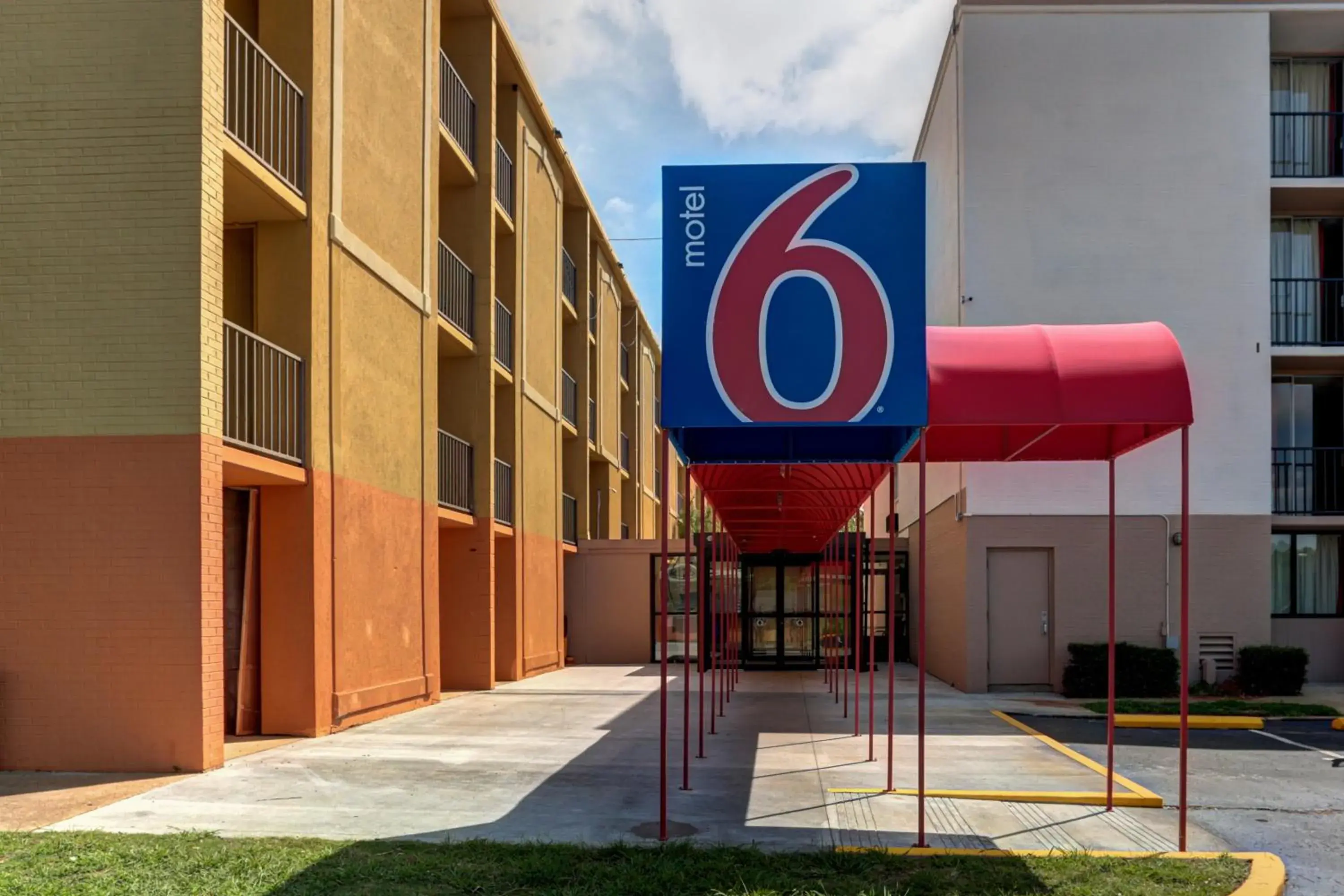 Property building in Motel 6 Jackson, TN