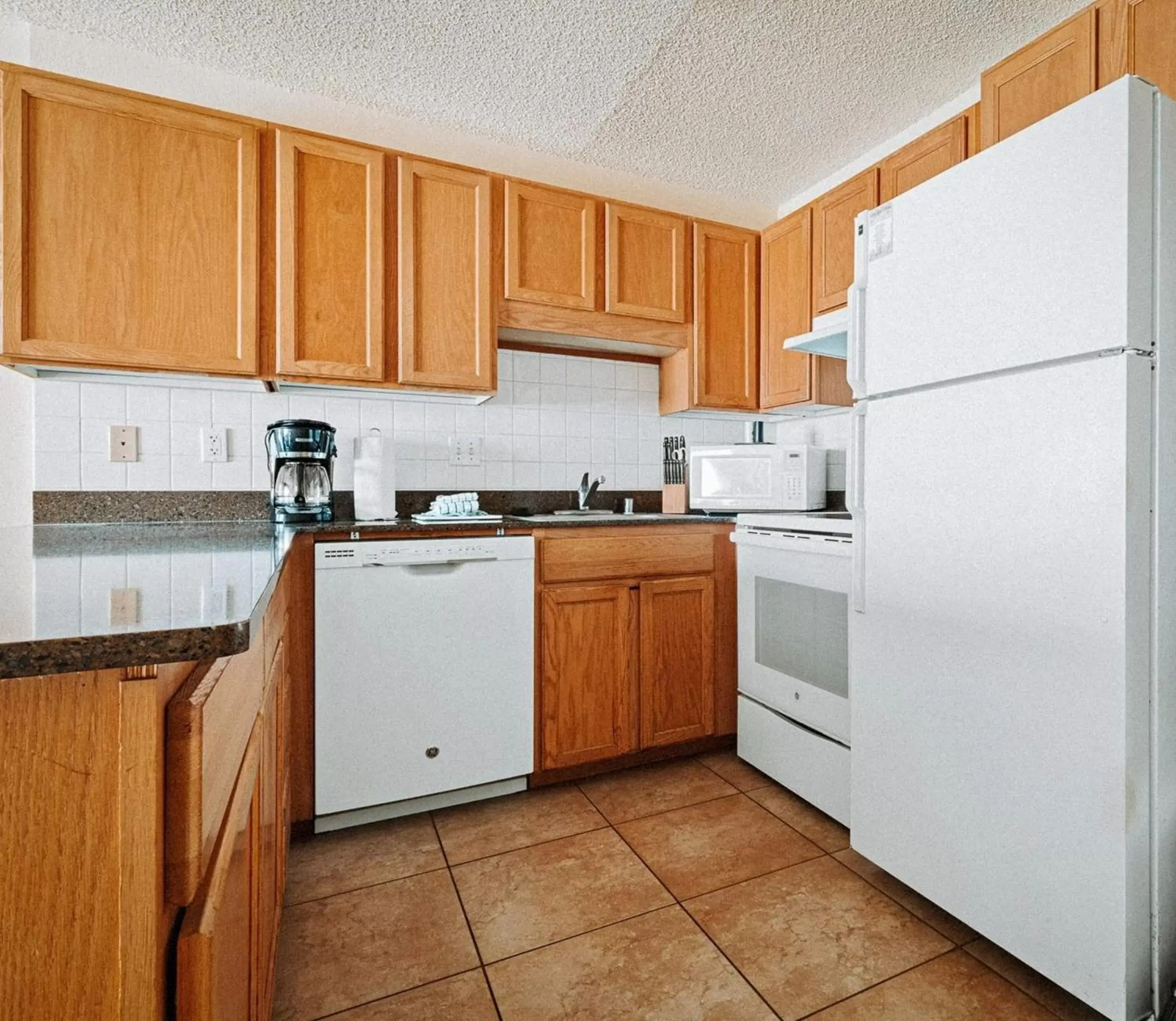 Kitchen or kitchenette, Kitchen/Kitchenette in Banyan Harbor Resort