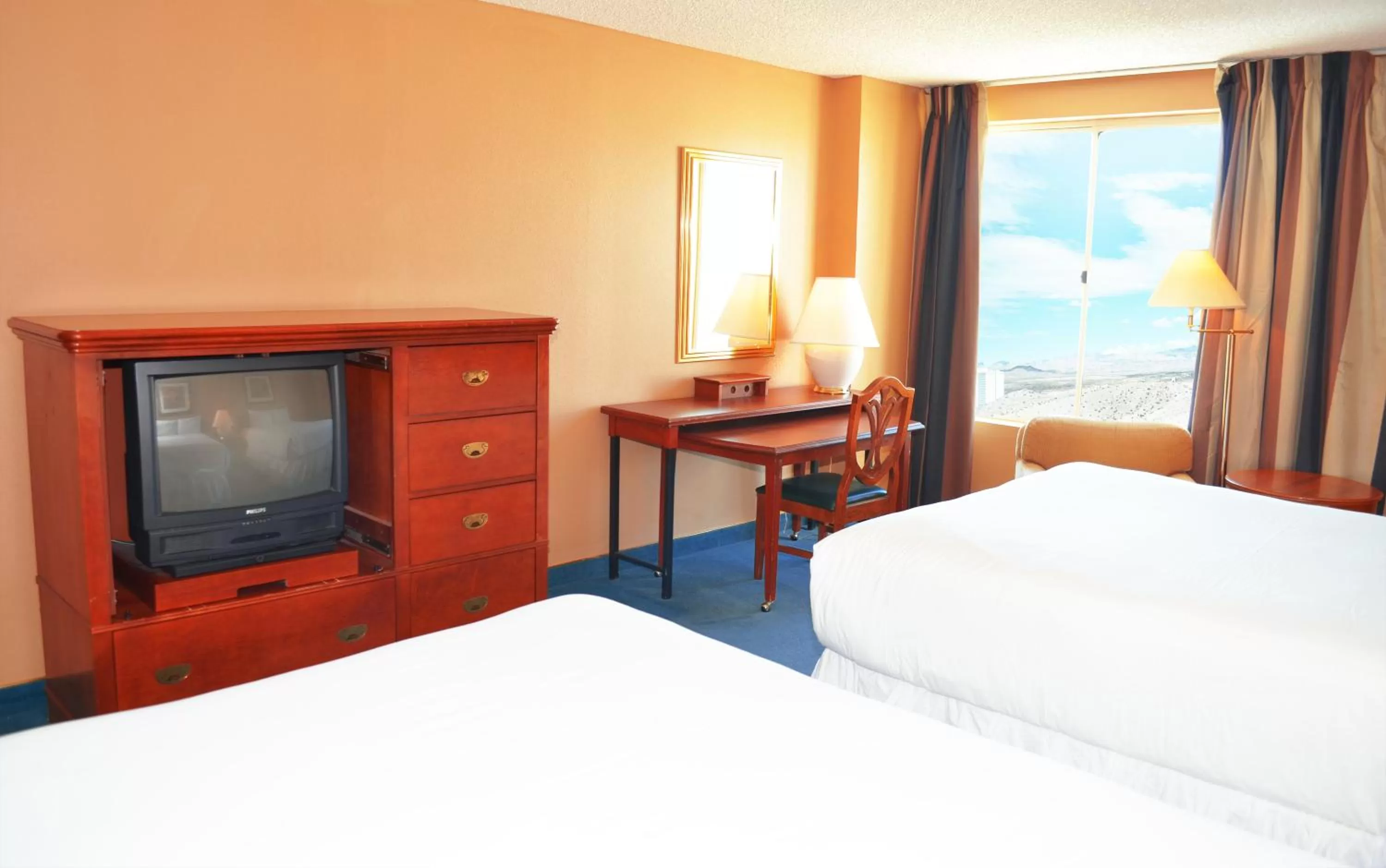 Seating area, Bed in Laughlin River Lodge