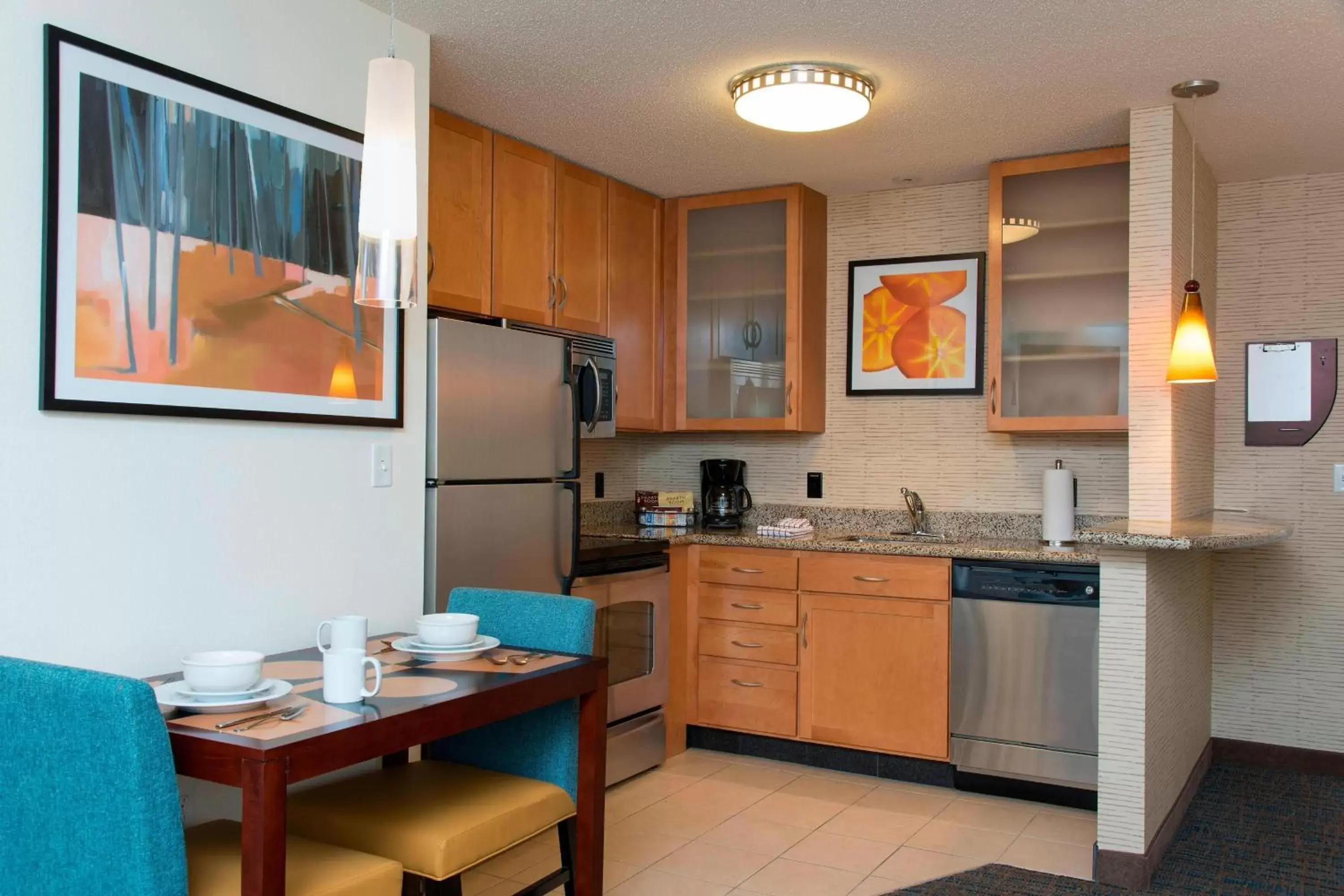 Bedroom, Kitchen/Kitchenette in Residence Inn Toledo Maumee