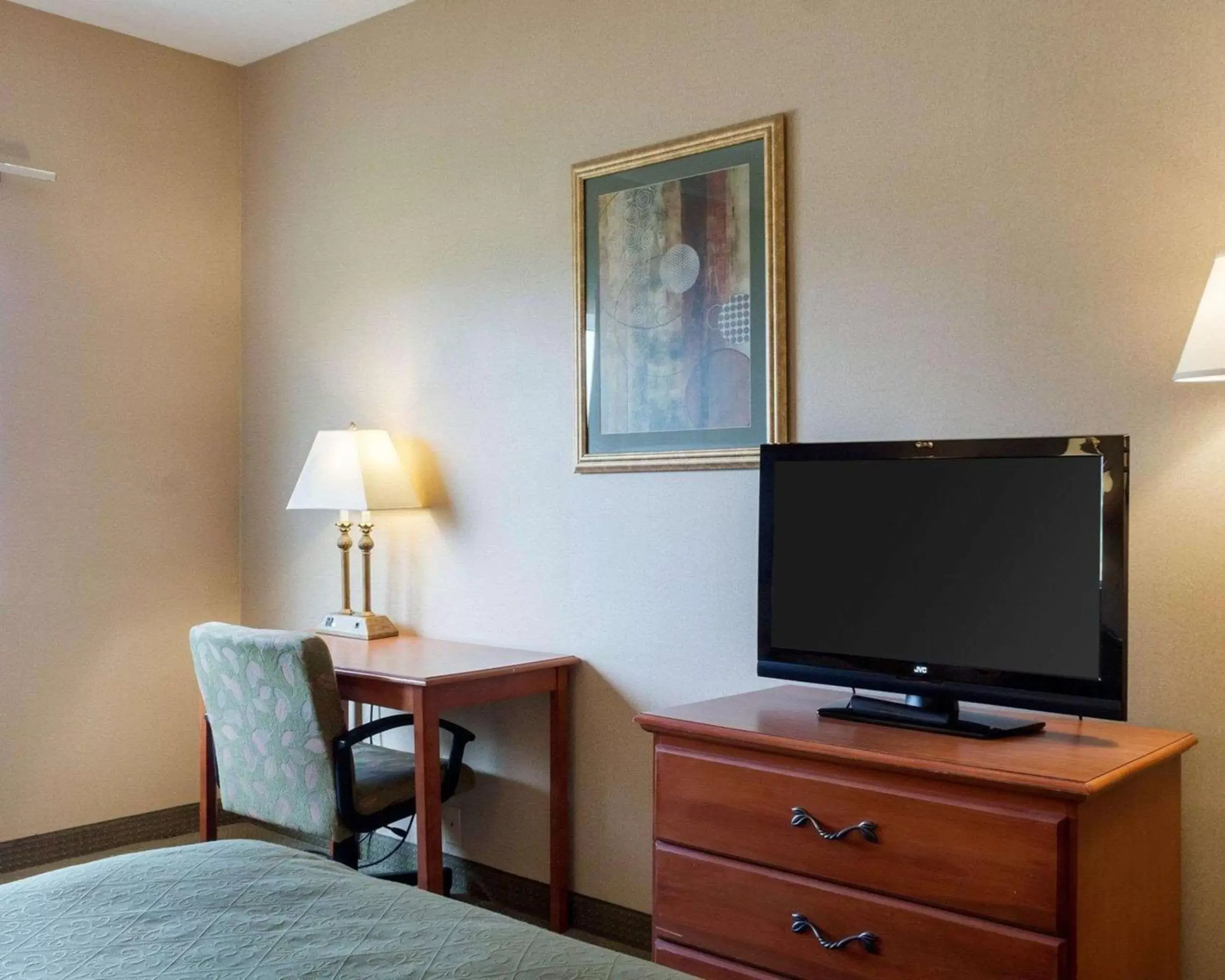 Photo of the whole room, TV/Entertainment Center in Quality Inn Brookings-University