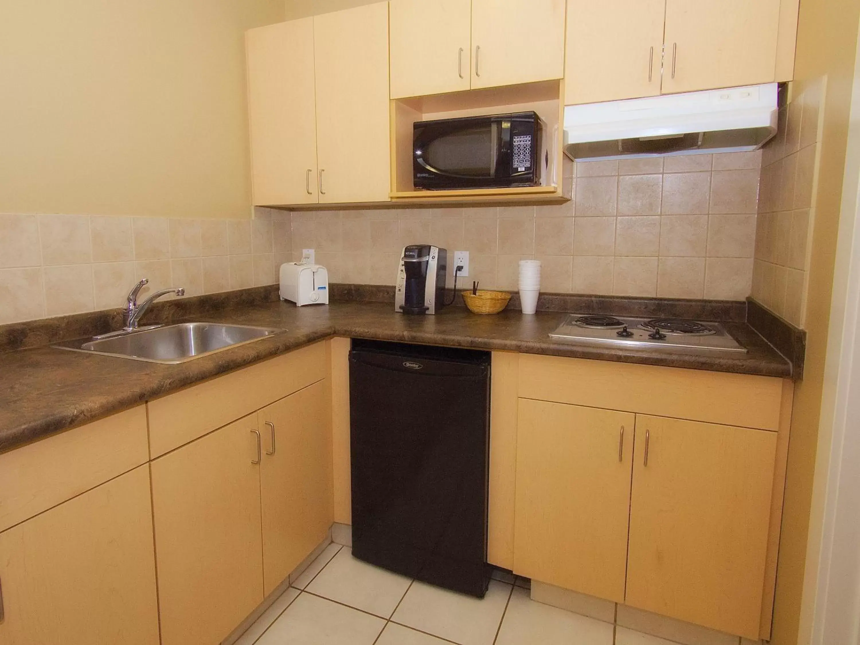 Kitchen or kitchenette, Kitchen/Kitchenette in BCMInns - Fort McMurray - Rusty's