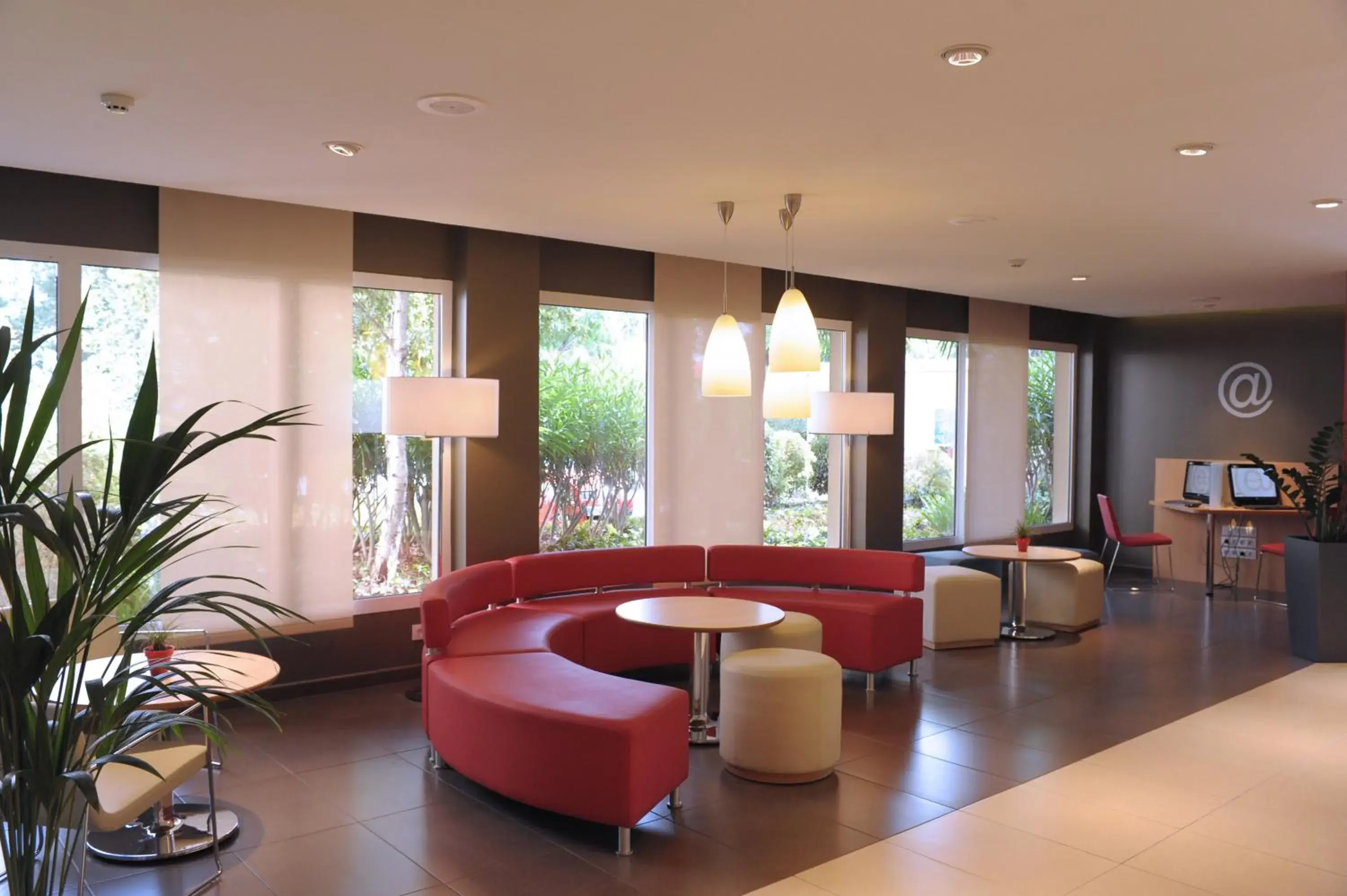 Lobby or reception, Lounge/Bar in Ibis Cornella