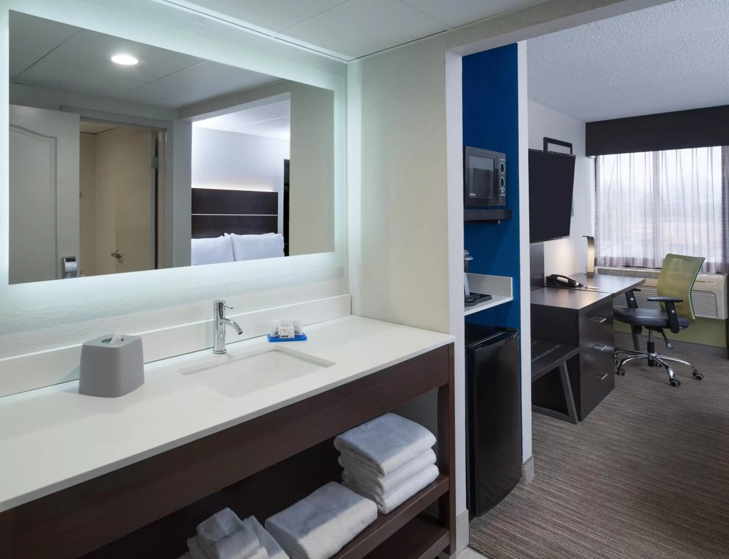 Photo of the whole room, Bathroom in Holiday Inn Express Rochester - Greece, an IHG Hotel